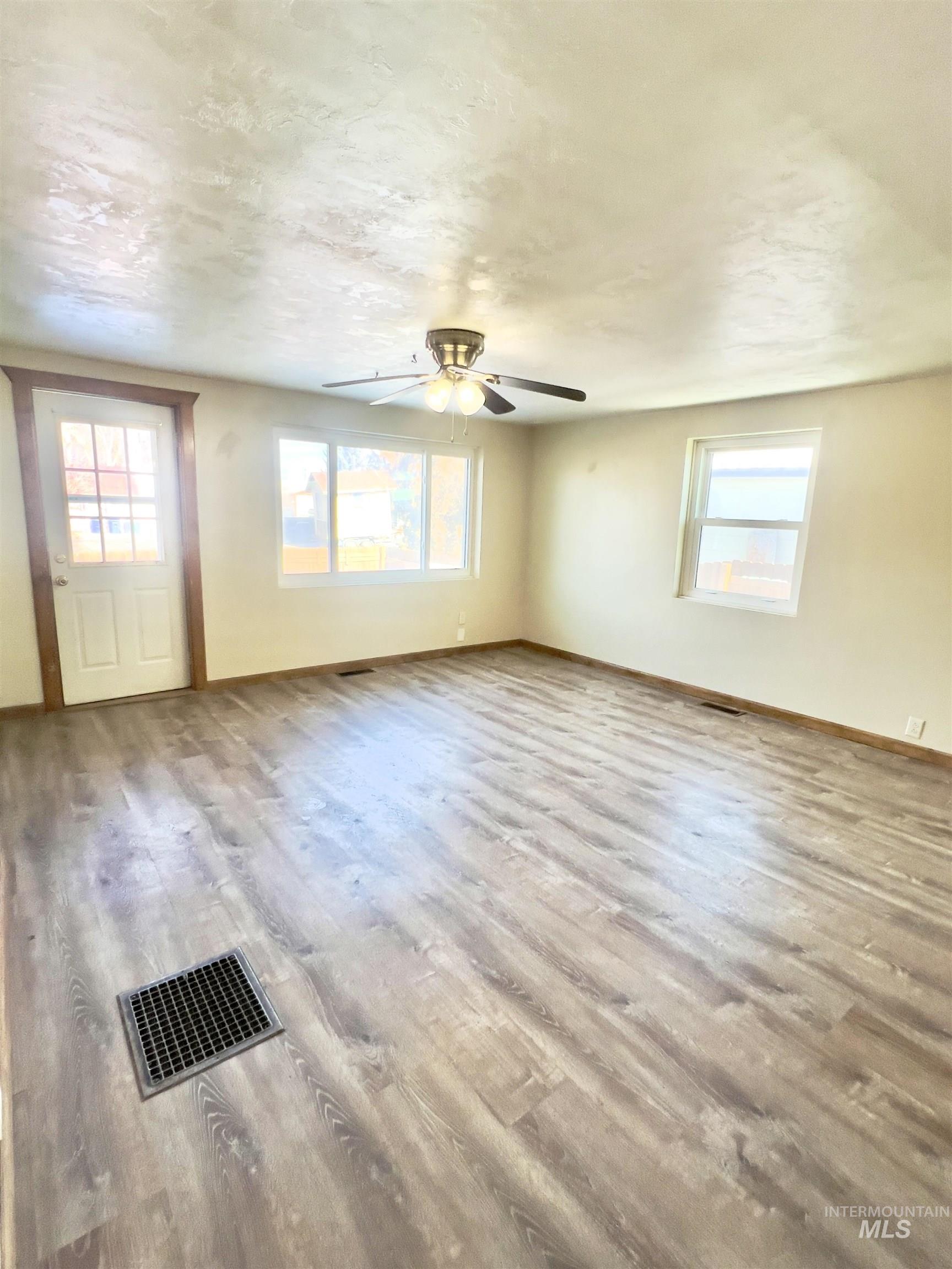 427 W 6th Ave, Jerome, Idaho 83338, 2 Bedrooms, 2 Bathrooms, Residential For Sale, Price $289,000,MLS 98971445