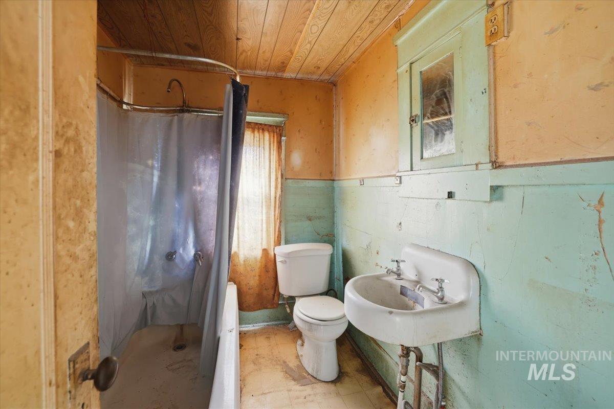 506 N 3rd St, Nyssa, Oregon 97913-3322, 2 Bedrooms, 1 Bathroom, Residential For Sale, Price $89,900,MLS 98971453