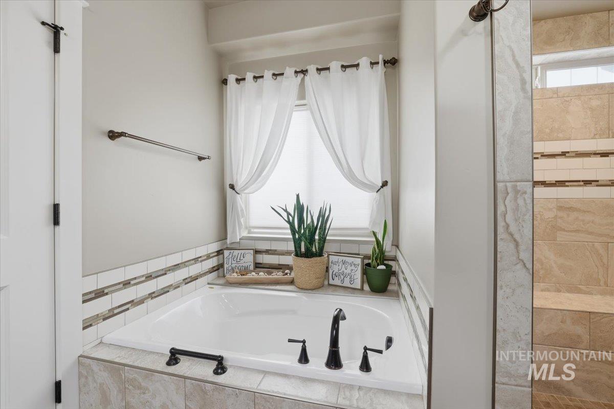 4604 Middlesboro Way, Caldwell, Idaho 83607, 3 Bedrooms, 2 Bathrooms, Residential For Sale, Price $599,900,MLS 98971454