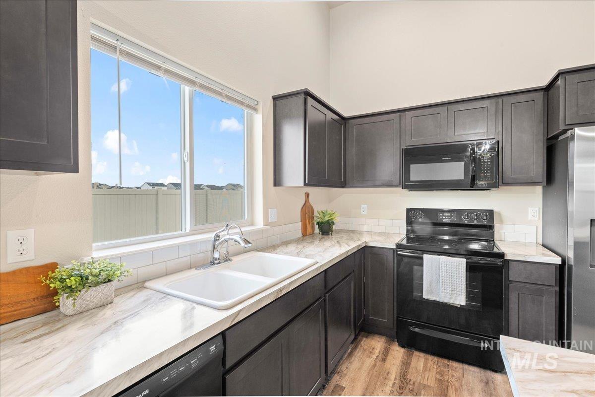 11922 W Box Canyon St., Star, Idaho 83669, 4 Bedrooms, 2 Bathrooms, Residential For Sale, Price $454,000,MLS 98971469