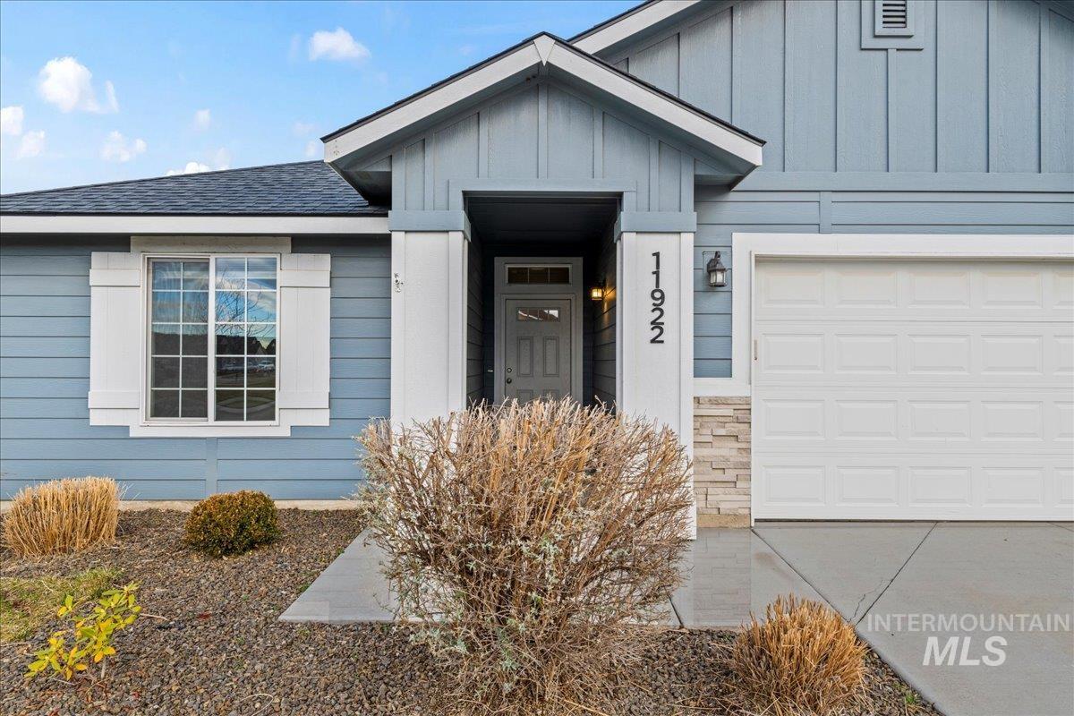 11922 W Box Canyon St., Star, Idaho 83669, 4 Bedrooms, 2 Bathrooms, Residential For Sale, Price $454,000,MLS 98971469