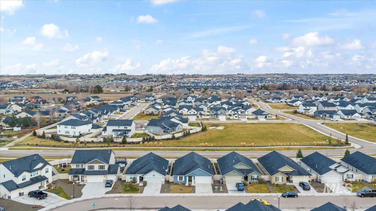 11922 W Box Canyon St., Star, Idaho 83669, 4 Bedrooms, 2 Bathrooms, Residential For Sale, Price $454,000,MLS 98971469