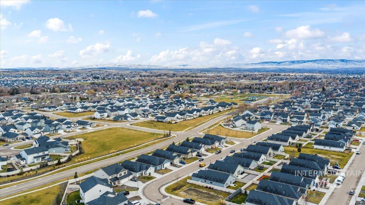 11922 W Box Canyon St., Star, Idaho 83669, 4 Bedrooms, 2 Bathrooms, Residential For Sale, Price $454,000,MLS 98971469