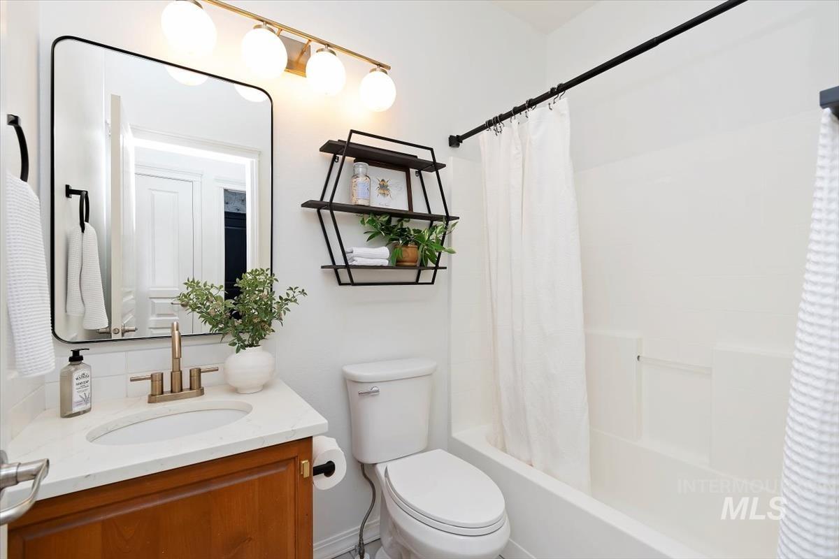 2227 W Trestle Dr., Meridian, Idaho 83642, 4 Bedrooms, 3 Bathrooms, Residential For Sale, Price $625,900,MLS 98971492