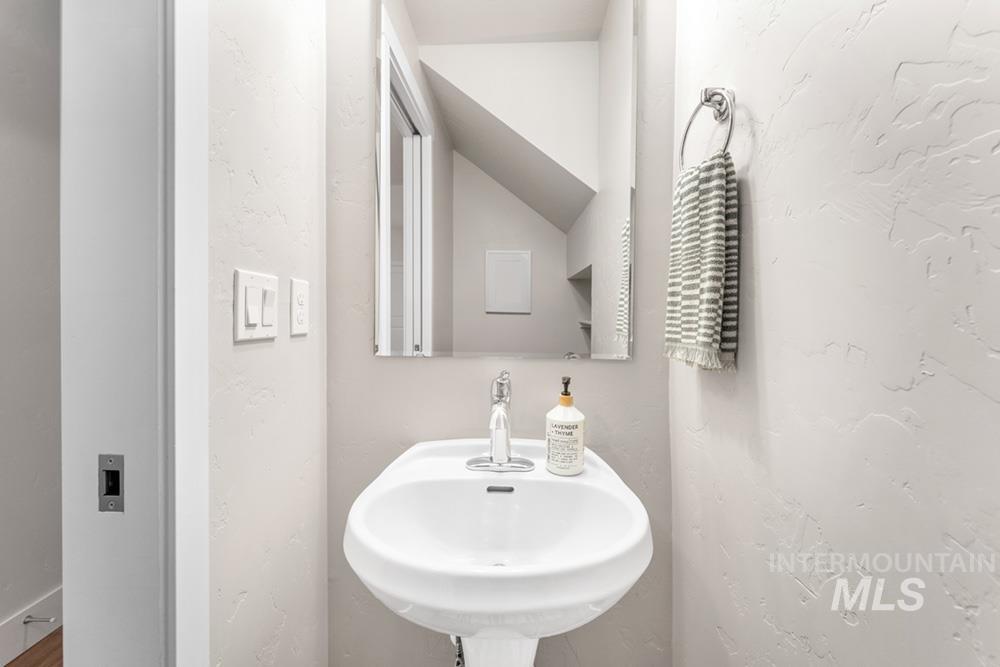 3637 N Carr Ln, Garden City, Idaho 83714, 3 Bedrooms, 2.5 Bathrooms, Residential For Sale, Price $565,000,MLS 98971494