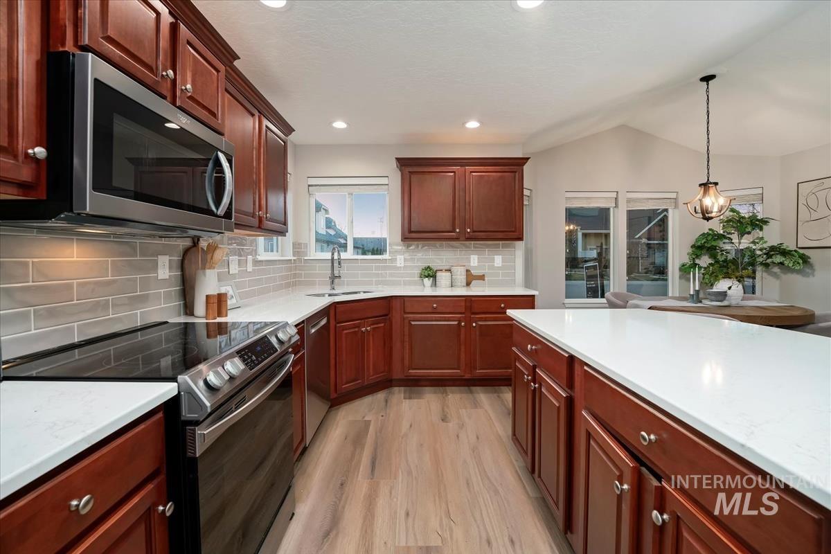 408 S Whisperwood Way, Boise, Idaho 83709, 2 Bedrooms, 2 Bathrooms, Residential For Sale, Price $460,000,MLS 98971506