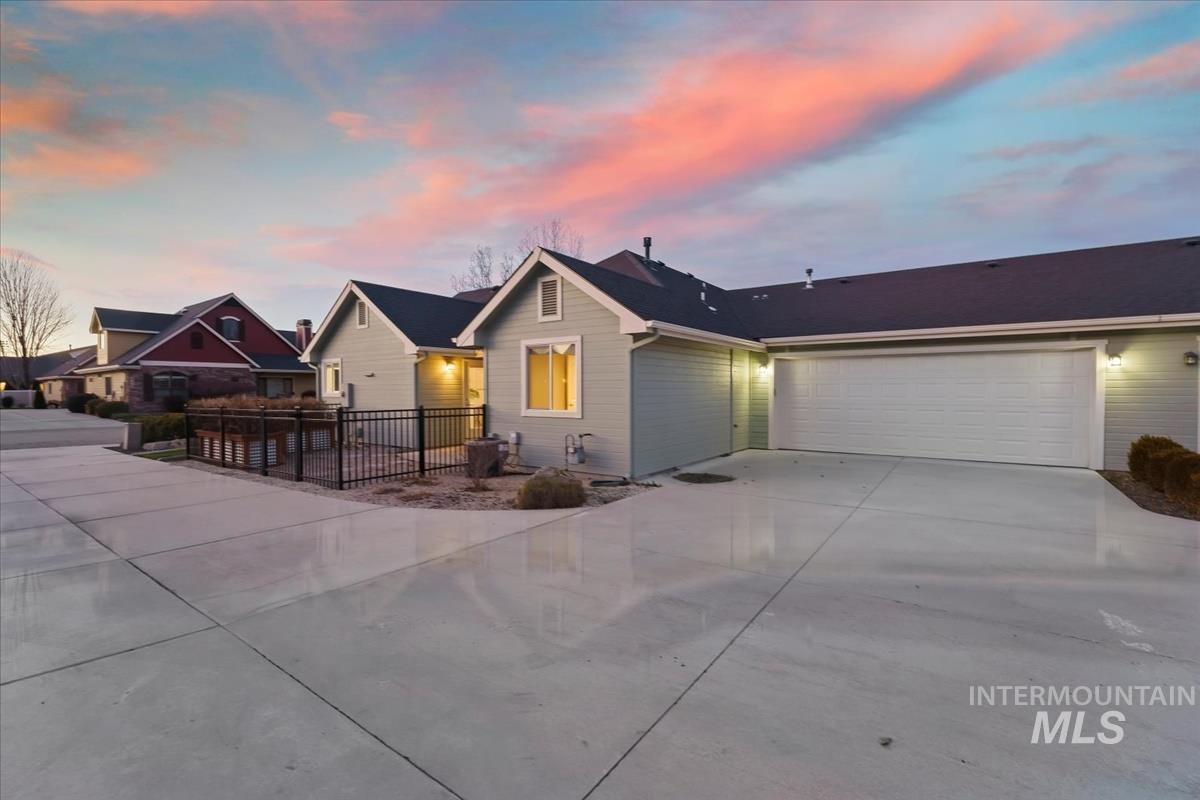 408 S Whisperwood Way, Boise, Idaho 83709, 2 Bedrooms, 2 Bathrooms, Residential For Sale, Price $460,000,MLS 98971506