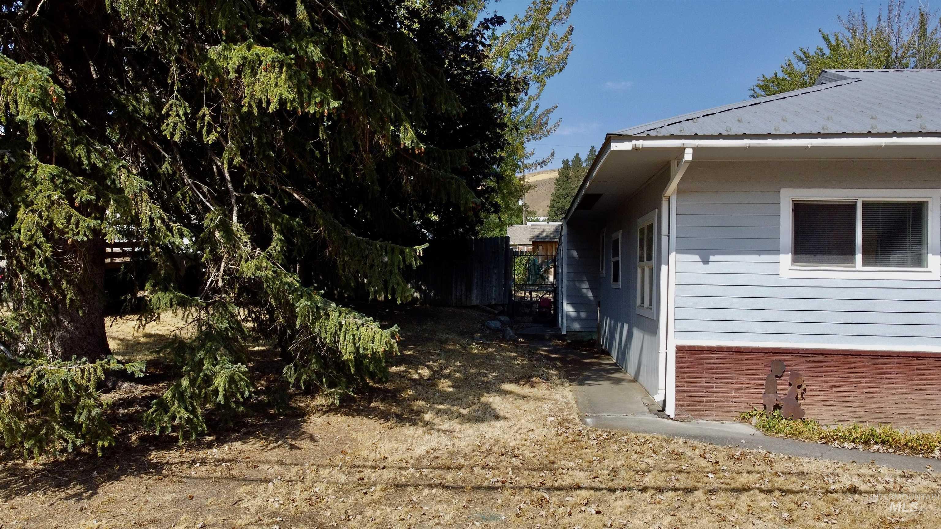 2395 Villard St, Pomeroy, Washington 99347, 3 Bedrooms, 1 Bathroom, Residential For Sale, Price $210,000,MLS 98971526