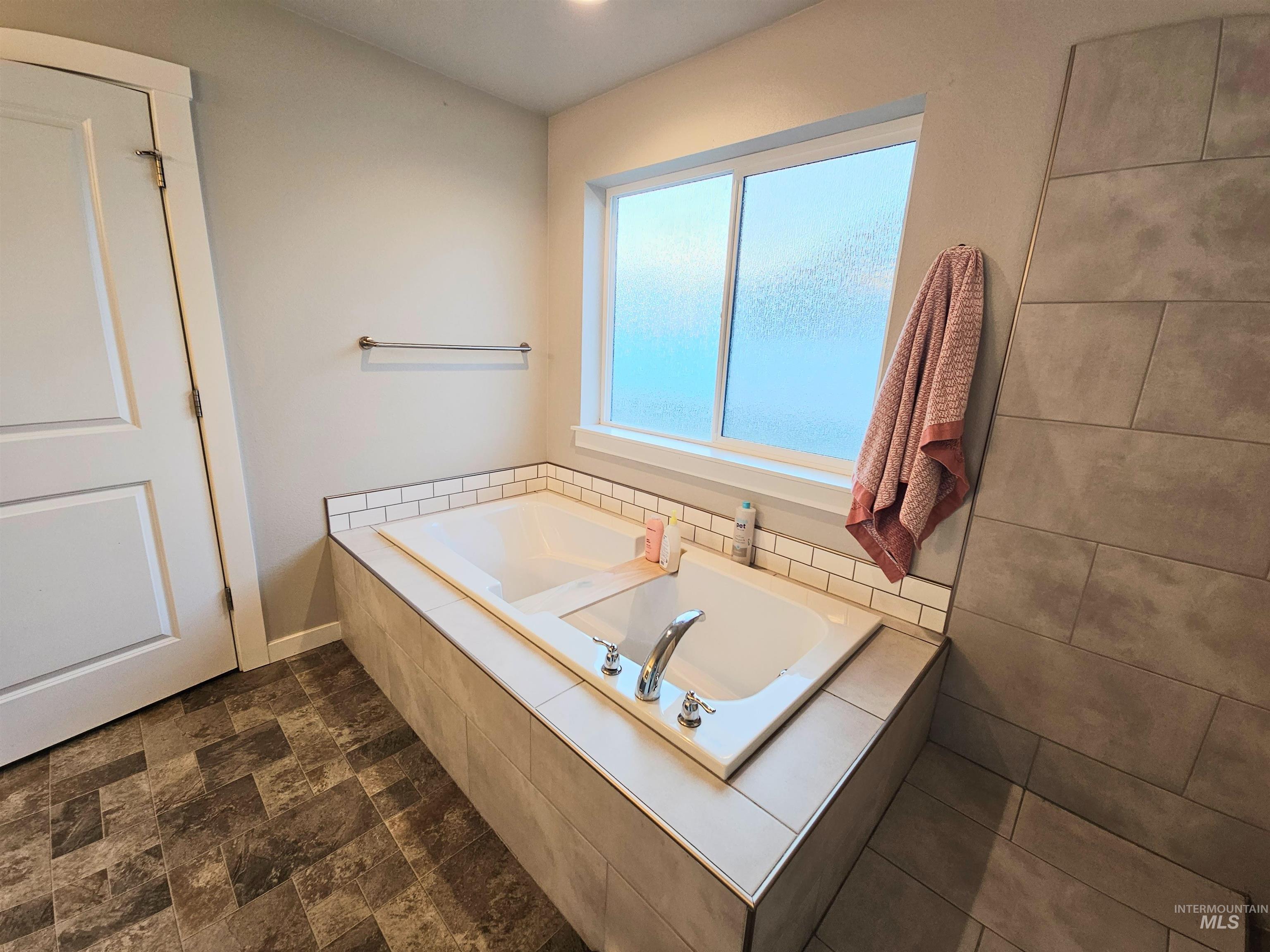 350 Syringa Springs Dr., Fruitland, Idaho 83619, 3 Bedrooms, 2 Bathrooms, Residential For Sale, Price $575,000,MLS 98971541