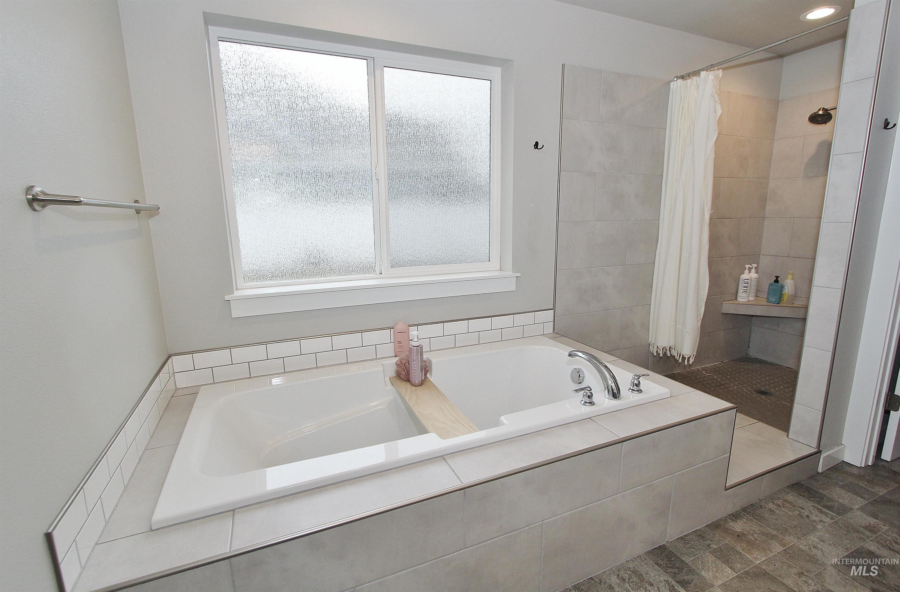 350 Syringa Springs Dr., Fruitland, Idaho 83619, 3 Bedrooms, 2 Bathrooms, Residential For Sale, Price $575,000,MLS 98971541