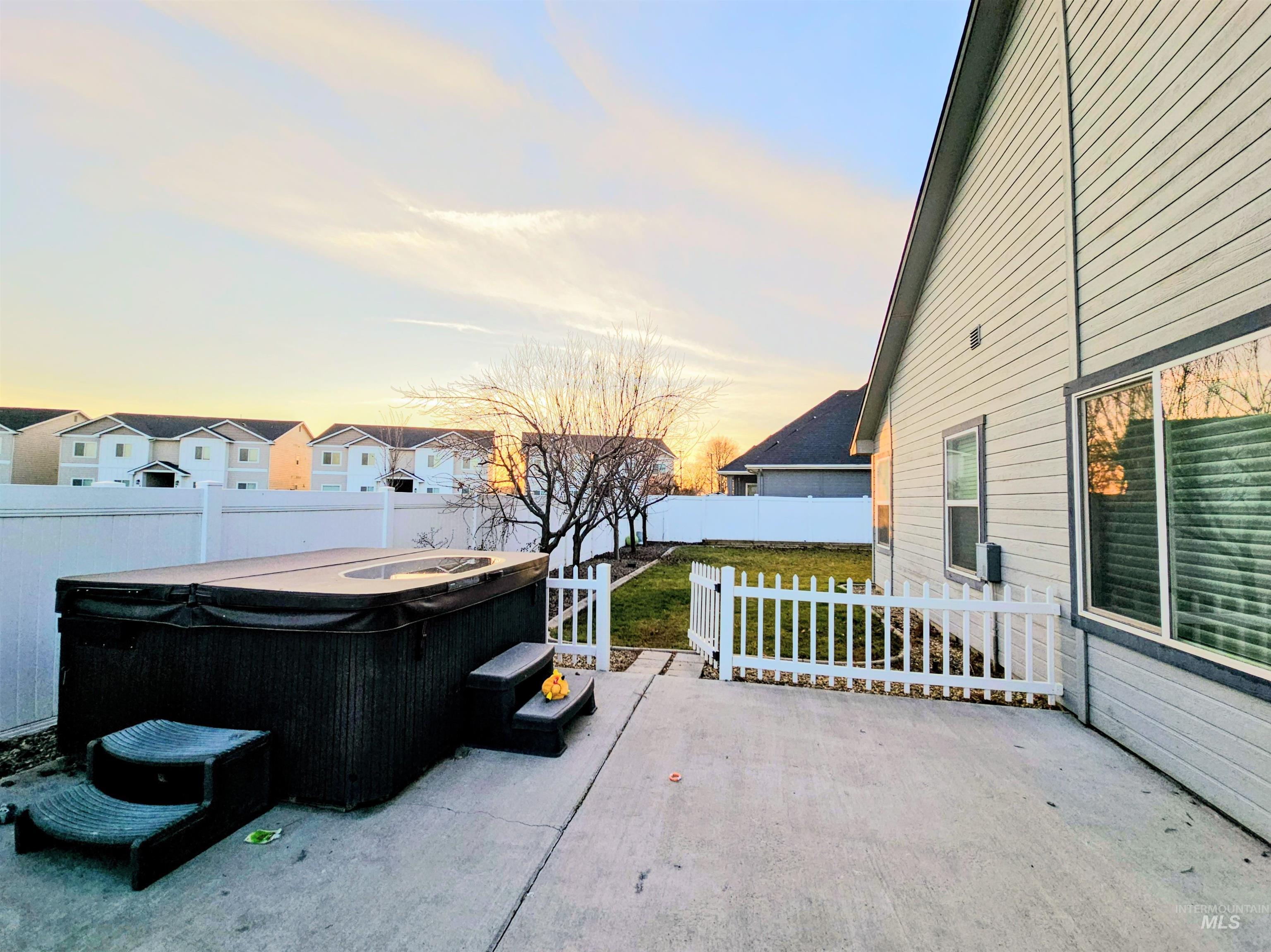 350 Syringa Springs Dr., Fruitland, Idaho 83619, 3 Bedrooms, 2 Bathrooms, Residential For Sale, Price $575,000,MLS 98971541