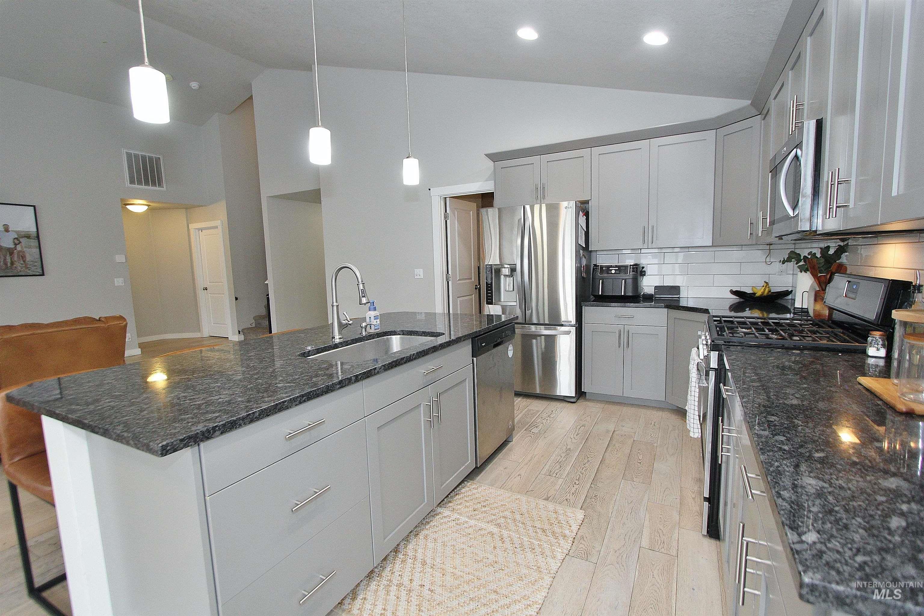 350 Syringa Springs Dr., Fruitland, Idaho 83619, 3 Bedrooms, 2 Bathrooms, Residential For Sale, Price $575,000,MLS 98971541