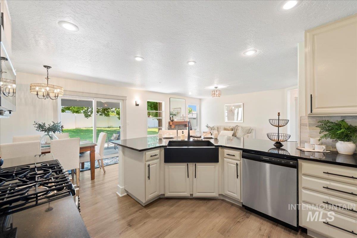 22798 Elsie St, Caldwell, Idaho 83607, 6 Bedrooms, 3 Bathrooms, Residential For Sale, Price $589,900,MLS 98971555