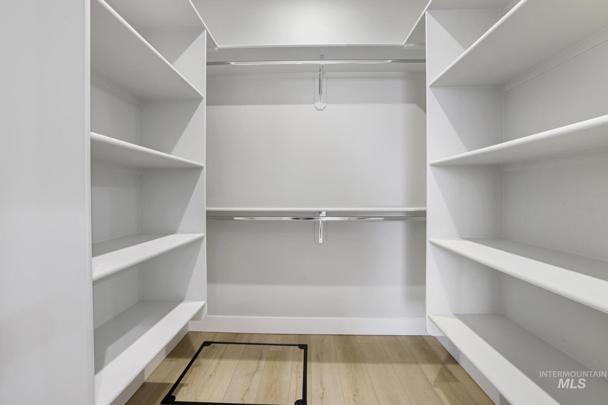 2442 Clear Creek Ct, Twin Falls, Idaho 83301, 5 Bedrooms, 3 Bathrooms, Residential For Sale, Price $779,900,MLS 98971568