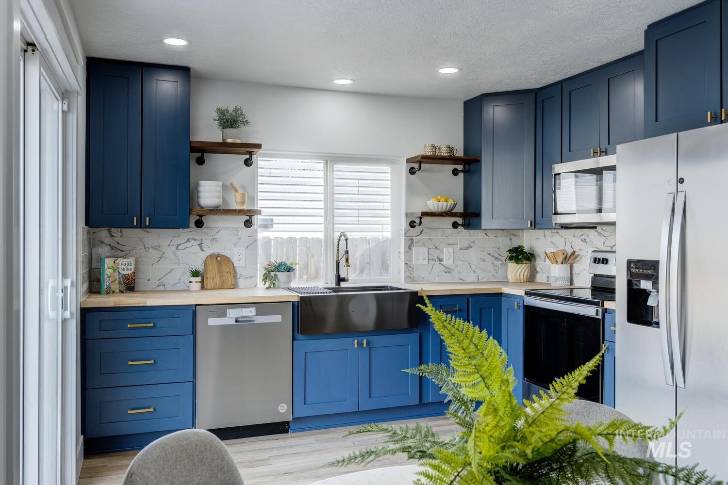 1009 Gold Creek Dr, Caldwell, Idaho 83607, 3 Bedrooms, 2 Bathrooms, Residential For Sale, Price $330,000,MLS 98971586