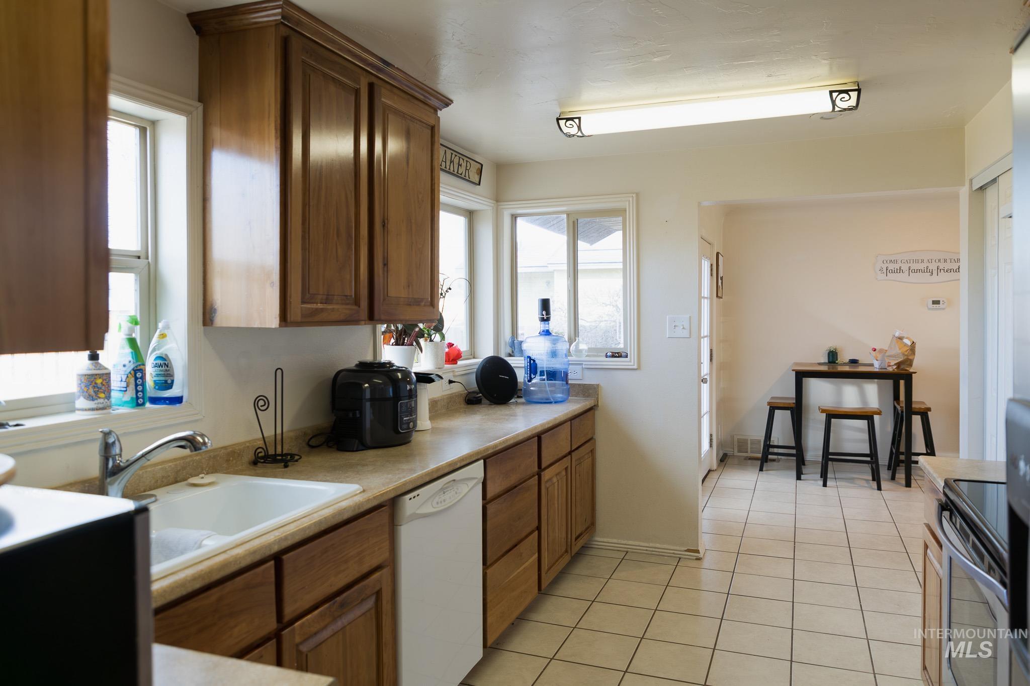 1225 SW 3rd Avenue, Ontario, Oregon 97914, 3 Bedrooms, 2 Bathrooms, Residential For Sale, Price $274,900,MLS 98971591