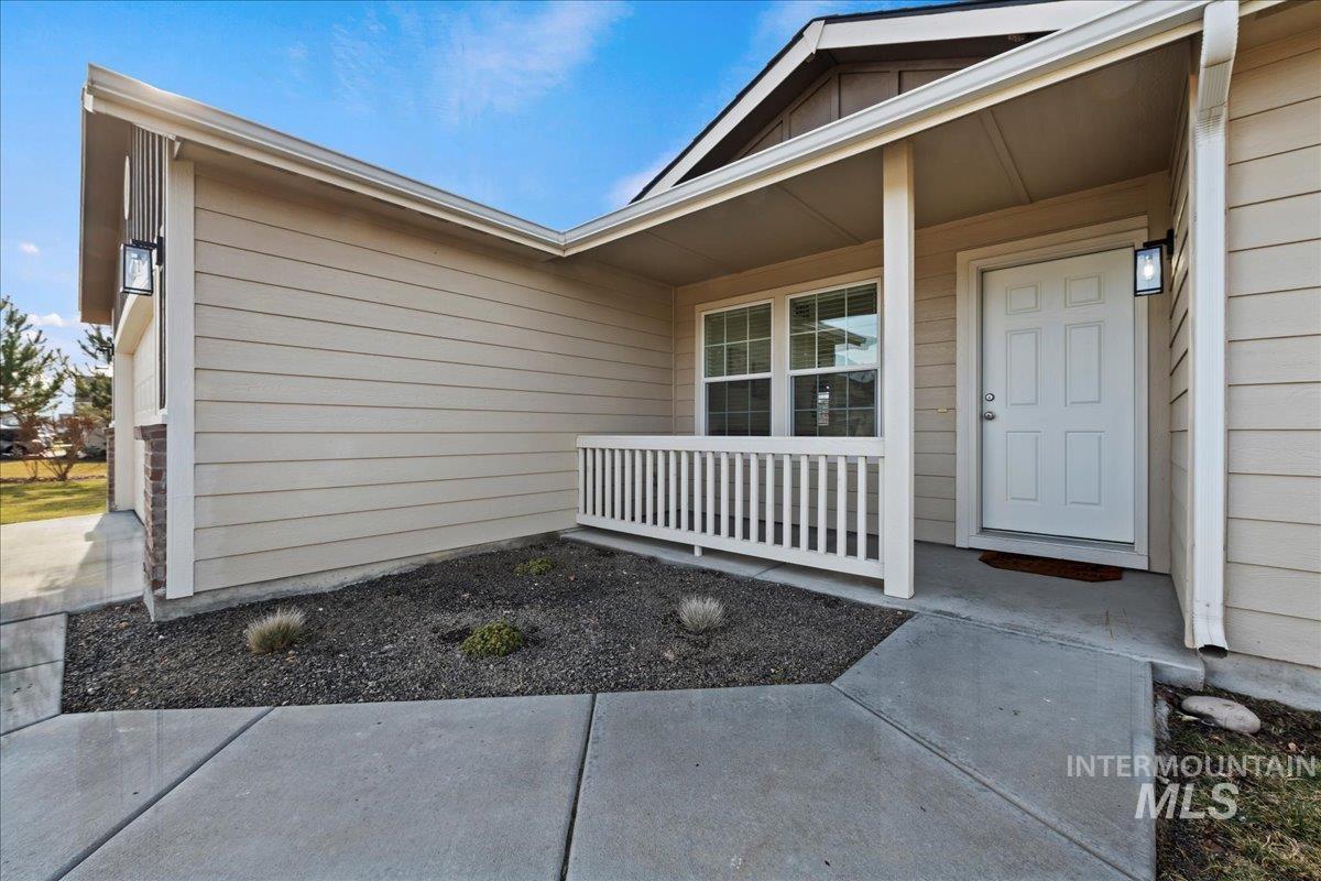 1075 Threave, Kuna, Idaho 83634, 4 Bedrooms, 2 Bathrooms, Residential For Sale, Price $379,900,MLS 98971593