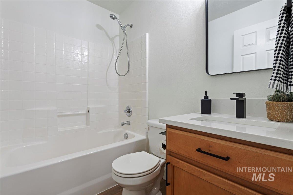 1075 Threave, Kuna, Idaho 83634, 4 Bedrooms, 2 Bathrooms, Residential For Sale, Price $379,900,MLS 98971593