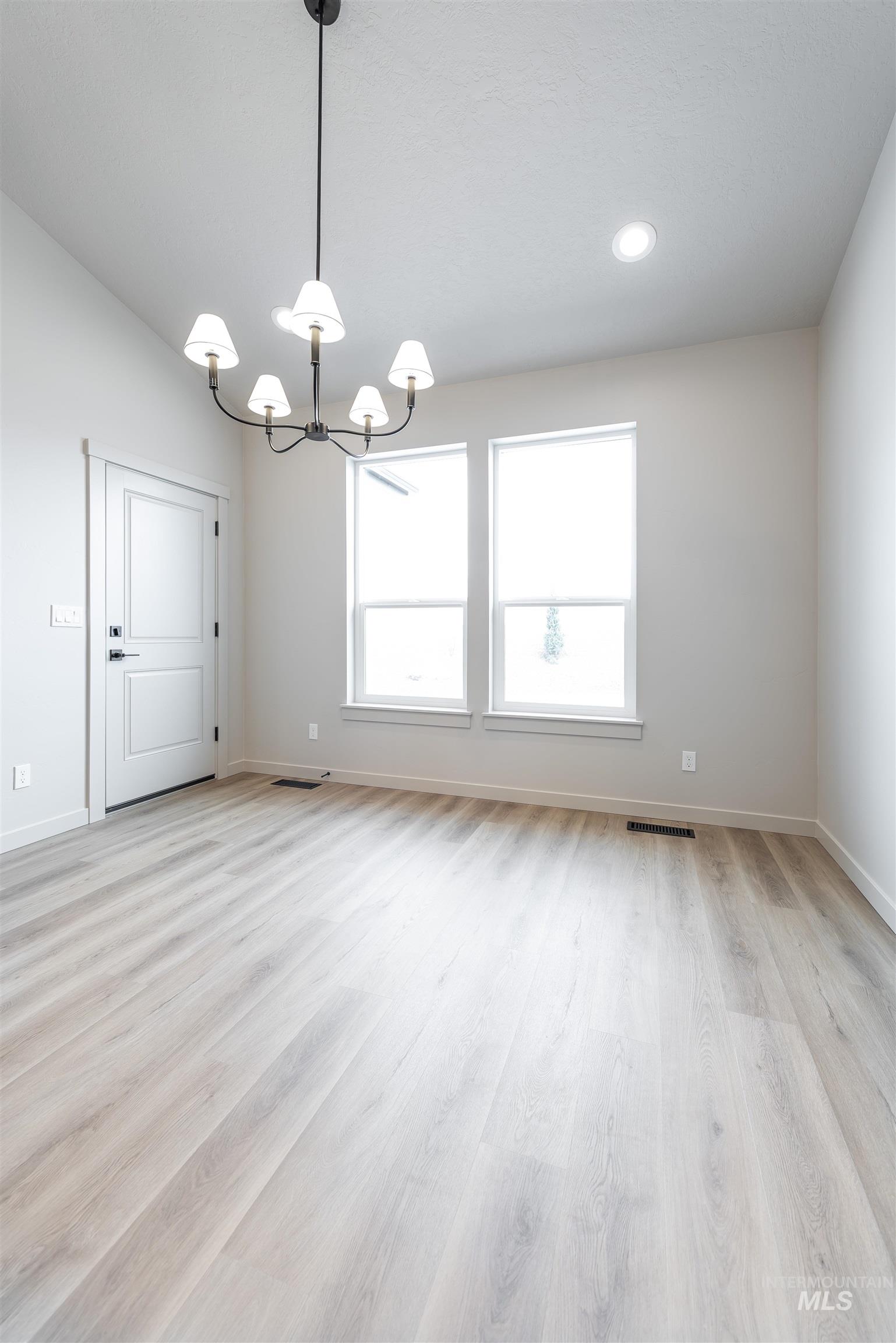 370 S Bumper Way, Boise, Idaho 83716, 3 Bedrooms, 2 Bathrooms, Residential For Sale, Price $499,900,MLS 98971594