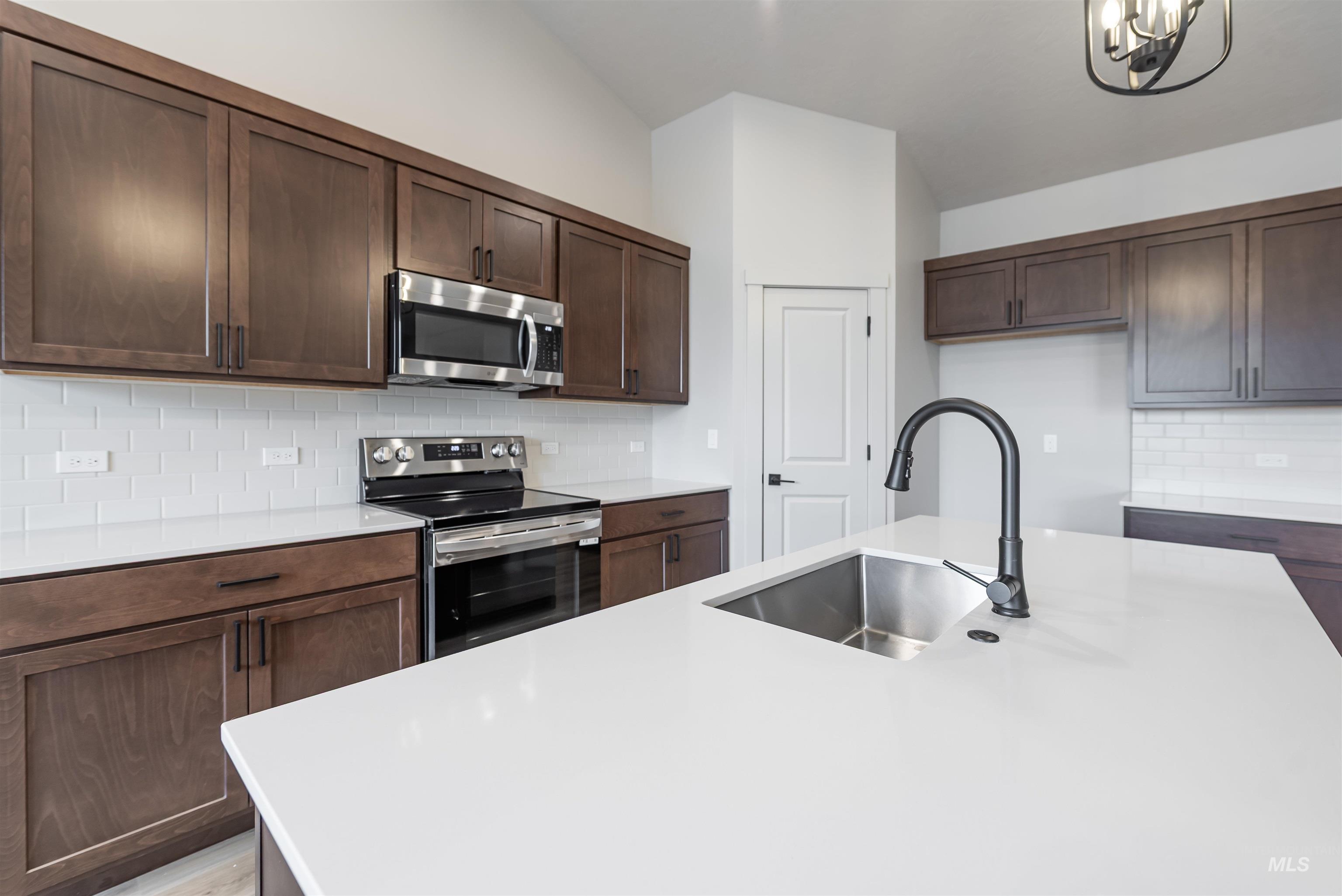 370 S Bumper Way, Boise, Idaho 83716, 3 Bedrooms, 2 Bathrooms, Residential For Sale, Price $499,900,MLS 98971594