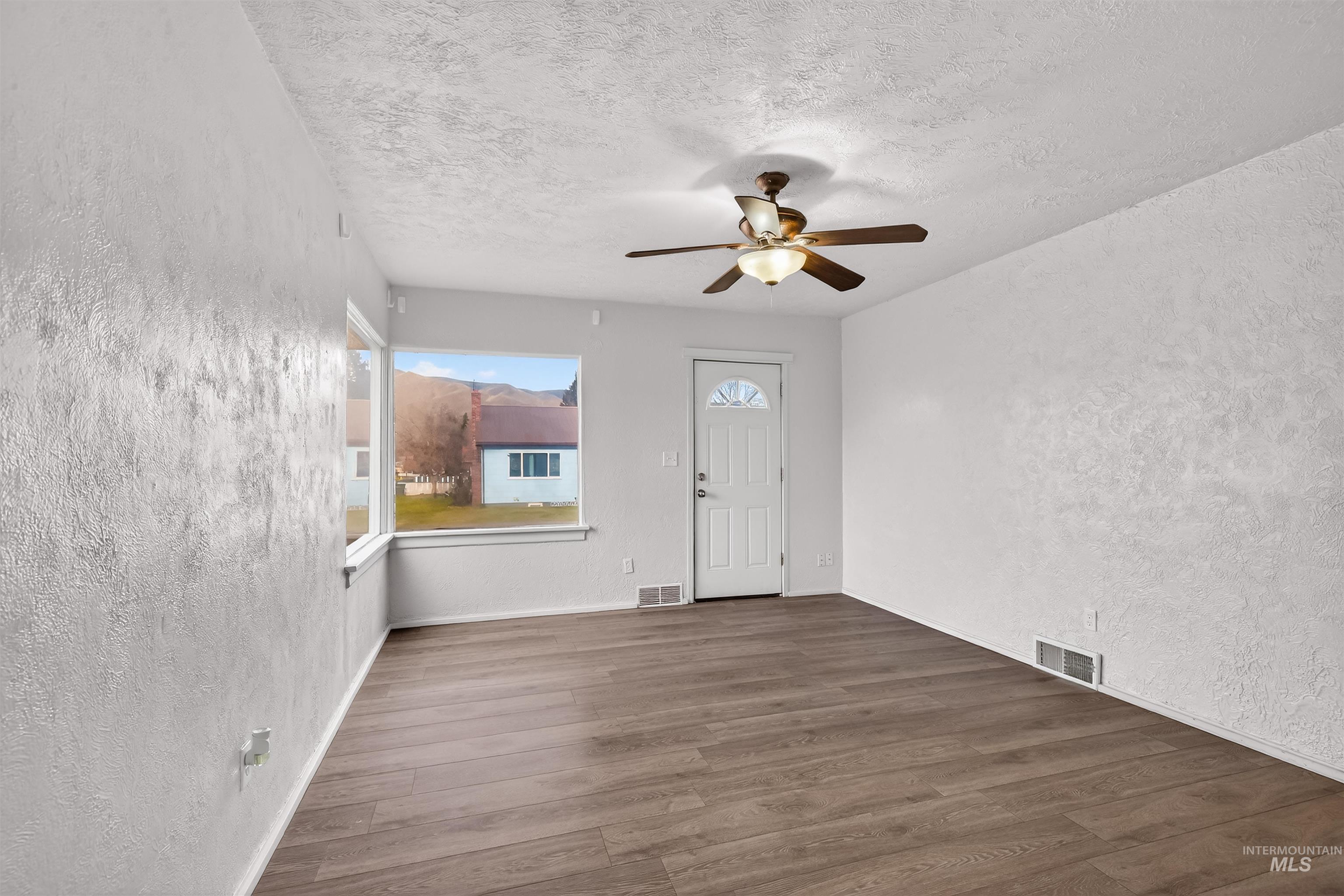 117 Sycamore, Clarkston, Washington 99403, 4 Bedrooms, 1 Bathroom, Residential For Sale, Price $239,900,MLS 98971597