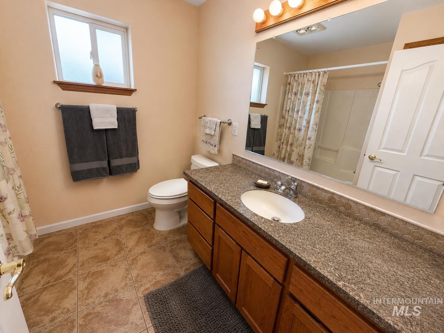 3824 Pleasant View Drive, Clarkston, Washington 99403, 5 Bedrooms, 3.5 Bathrooms, Residential For Sale, Price $585,000, 98971602