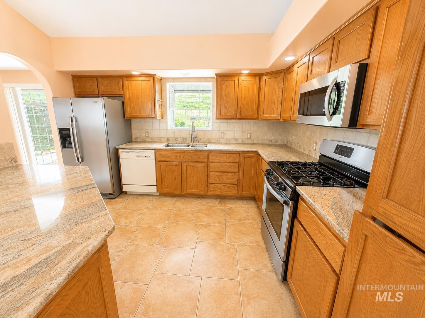 3824 Pleasant View Drive, Clarkston, Washington 99403, 5 Bedrooms, 3.5 Bathrooms, Residential For Sale, Price $585,000, 98971602