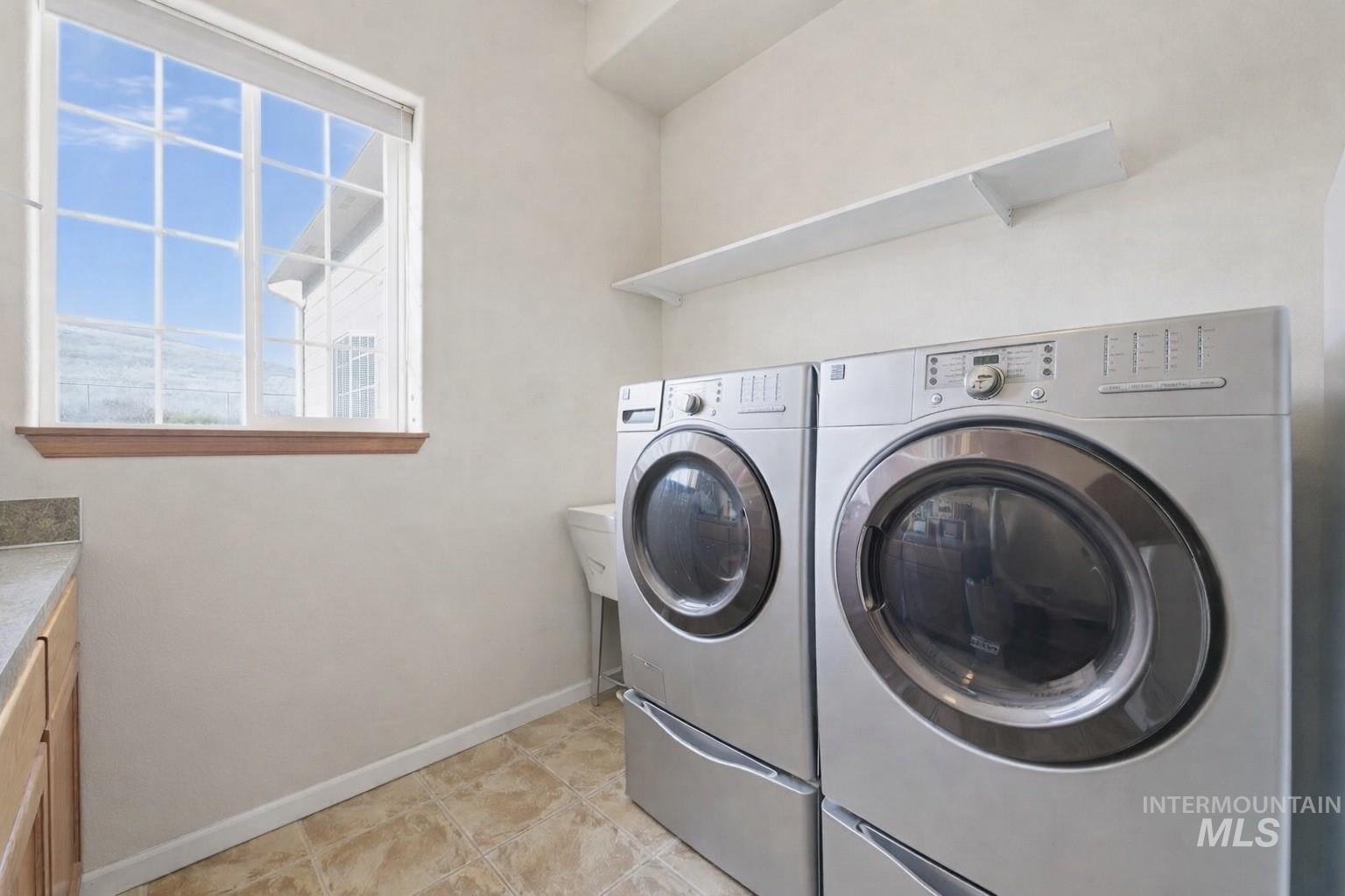 3824 Pleasant View Drive, Clarkston, Washington 99403, 5 Bedrooms, 3.5 Bathrooms, Residential For Sale, Price $629,500,MLS 98971602