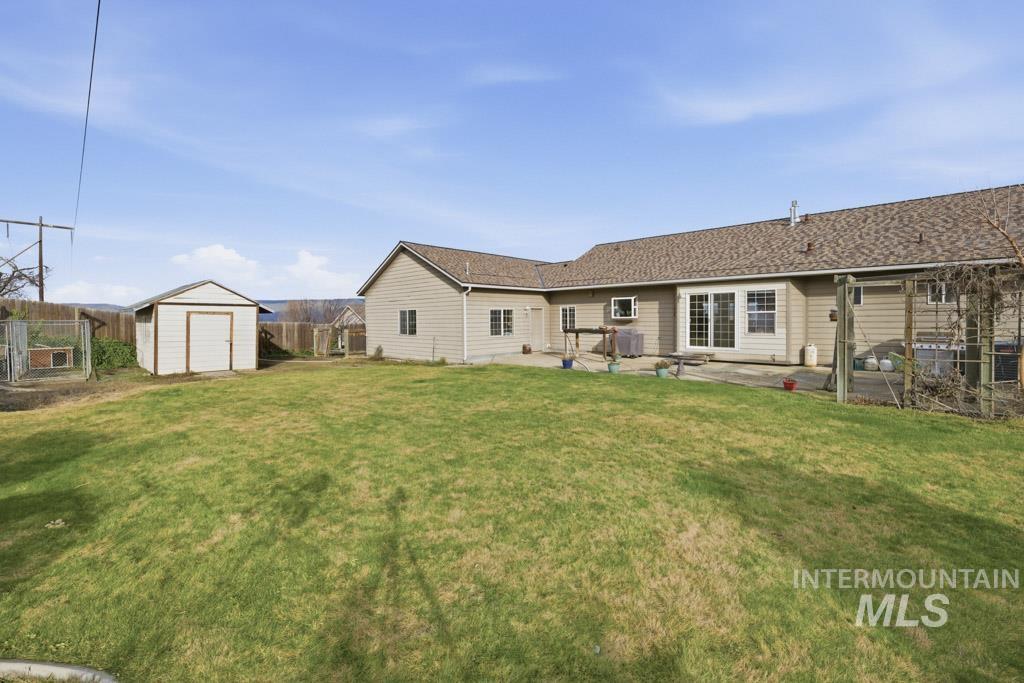 3824 Pleasant View Drive, Clarkston, Washington 99403, 5 Bedrooms, 3.5 Bathrooms, Residential For Sale, Price $629,500,MLS 98971602