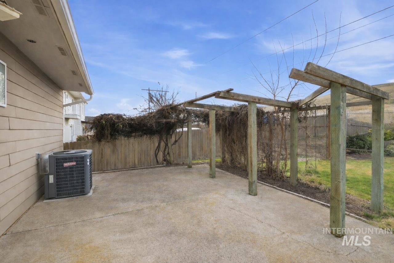 3824 Pleasant View Drive, Clarkston, Washington 99403, 5 Bedrooms, 3.5 Bathrooms, Residential For Sale, Price $629,500,MLS 98971602