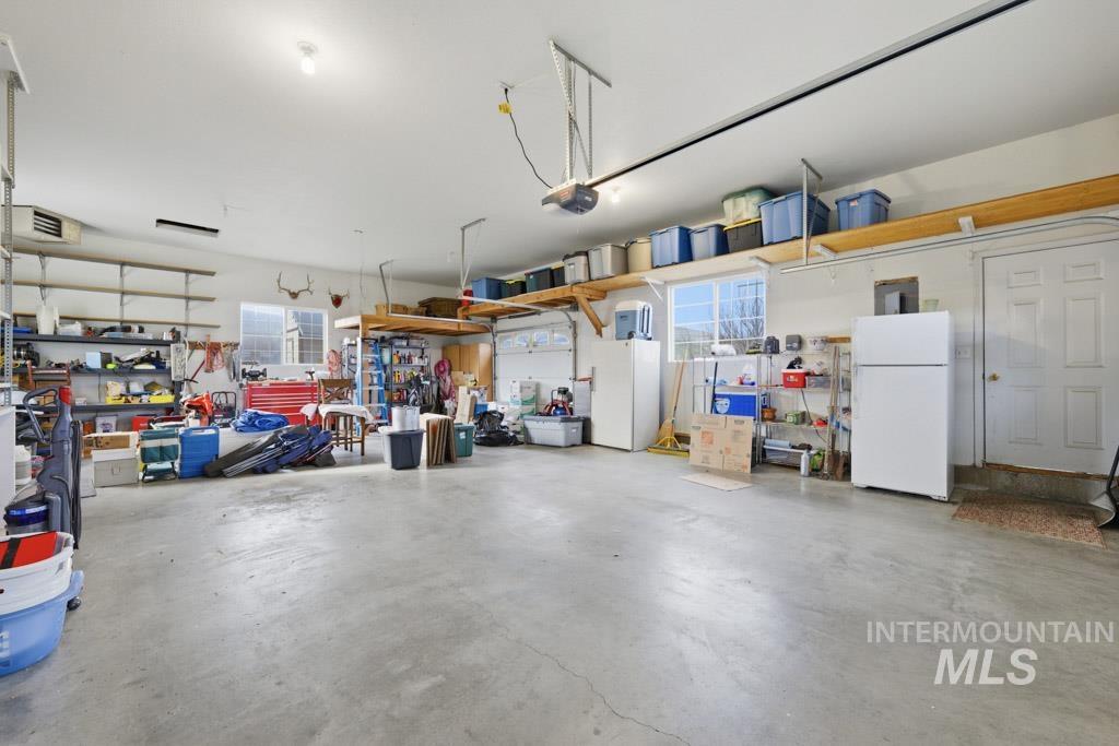 3824 Pleasant View Drive, Clarkston, Washington 99403, 5 Bedrooms, 3.5 Bathrooms, Residential For Sale, Price $629,500,MLS 98971602