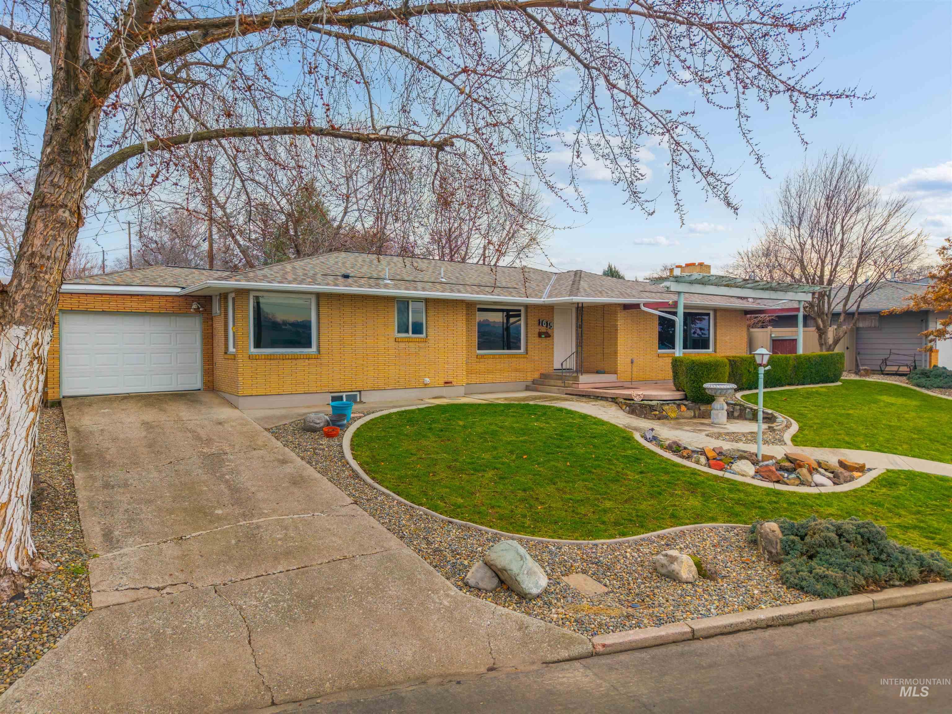 1615 Prospect Avenue, Lewiston, Idaho 83501, 4 Bedrooms, 2.5 Bathrooms, Residential For Sale, Price $435,000,MLS 98971605