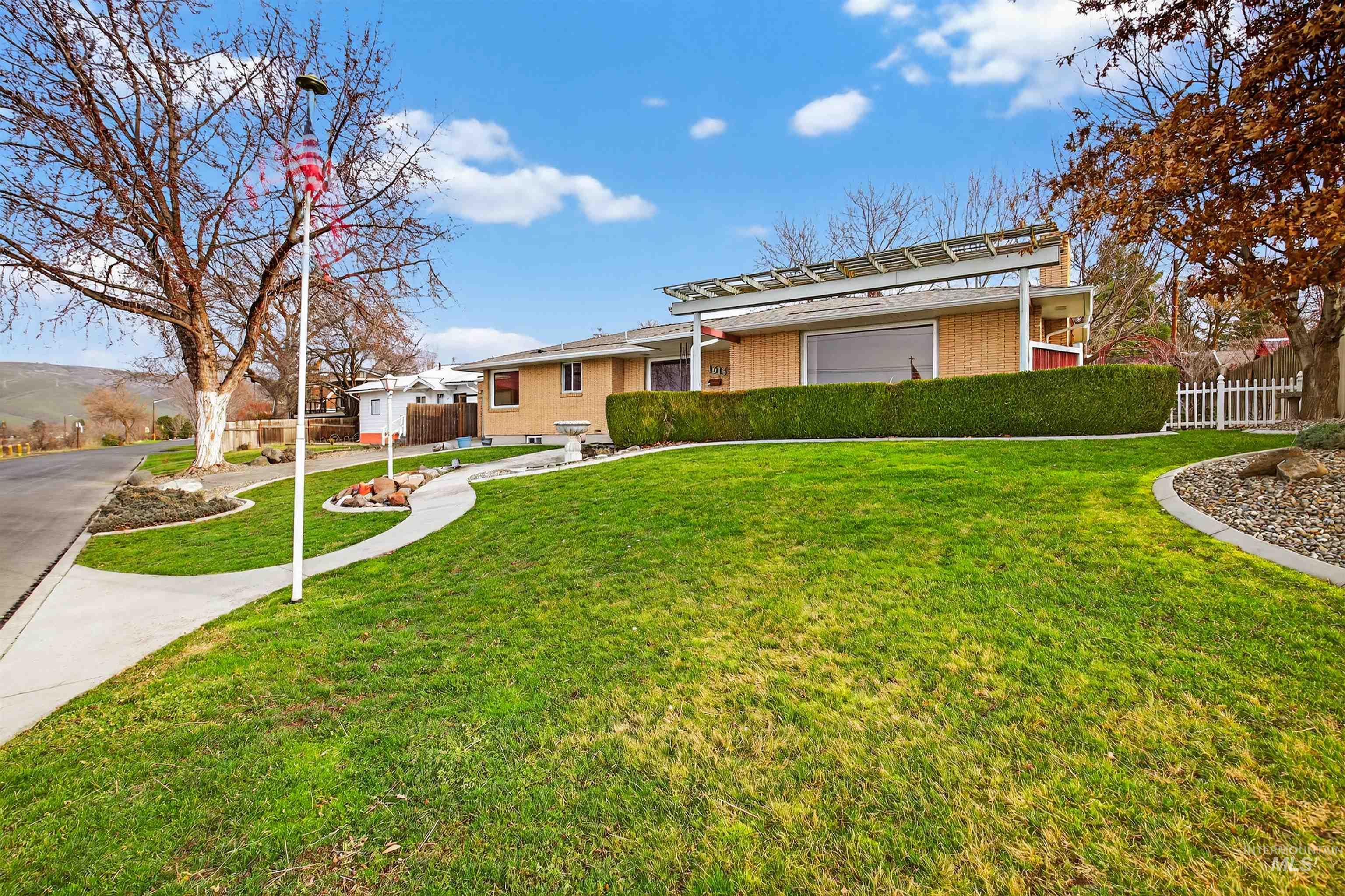 1615 Prospect Avenue, Lewiston, Idaho 83501, 4 Bedrooms, 2.5 Bathrooms, Residential For Sale, Price $435,000,MLS 98971605