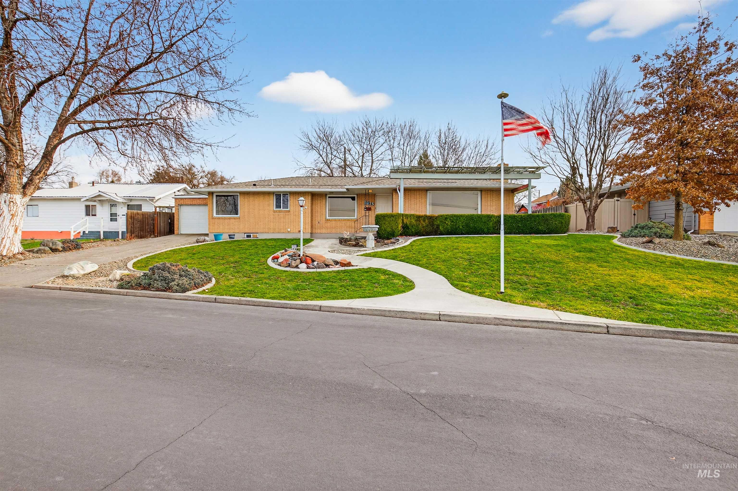 1615 Prospect Avenue, Lewiston, Idaho 83501, 4 Bedrooms, 2.5 Bathrooms, Residential For Sale, Price $435,000,MLS 98971605