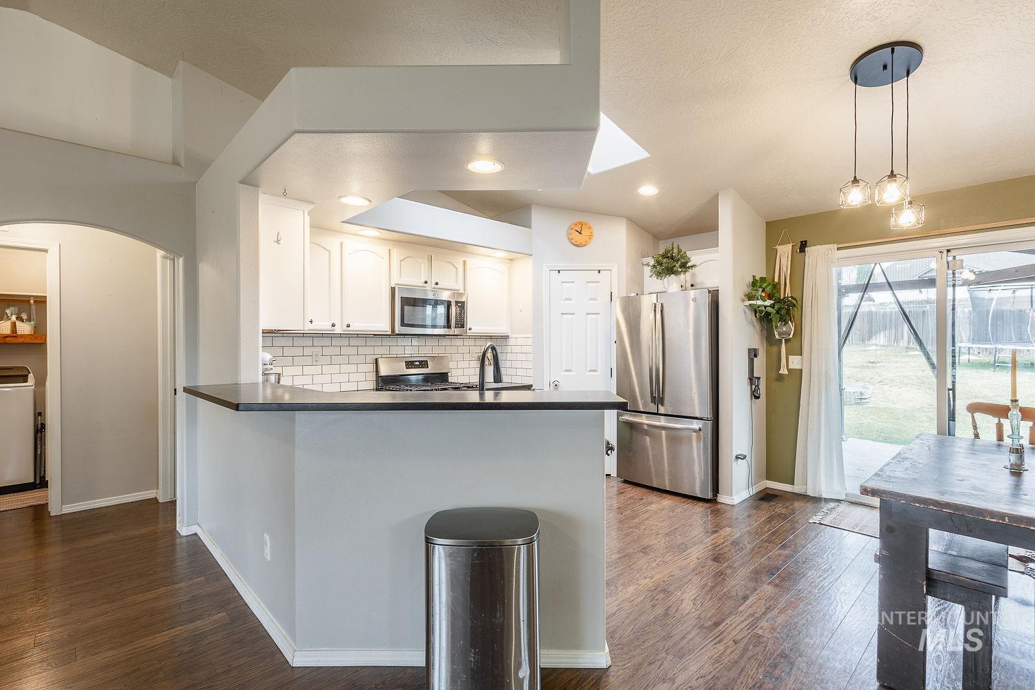 575 W Mulberry Loop, Nampa, Idaho 83686, 3 Bedrooms, 2 Bathrooms, Residential For Sale, Price $380,000,MLS 98971609