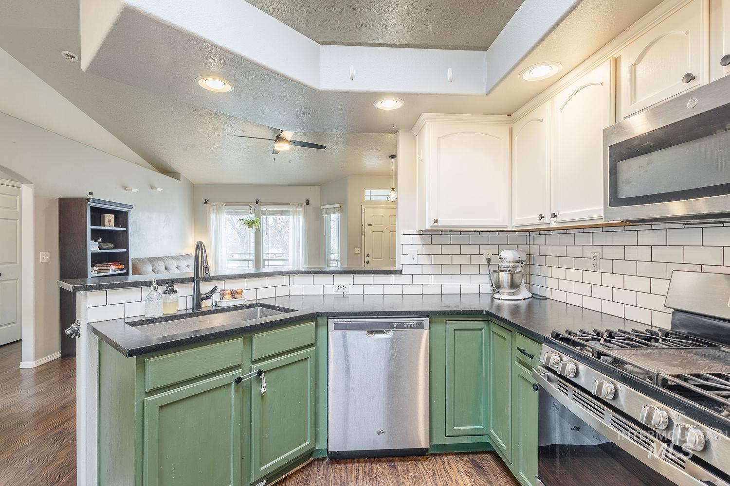 575 W Mulberry Loop, Nampa, Idaho 83686, 3 Bedrooms, 2 Bathrooms, Residential For Sale, Price $380,000,MLS 98971609