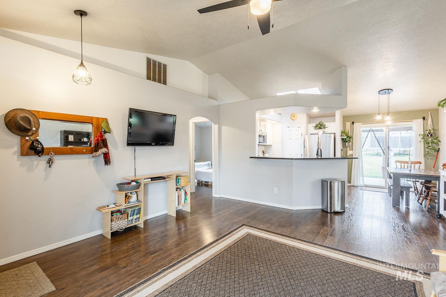 575 W Mulberry Loop, Nampa, Idaho 83686, 3 Bedrooms, 2 Bathrooms, Residential For Sale, Price $380,000,MLS 98971609