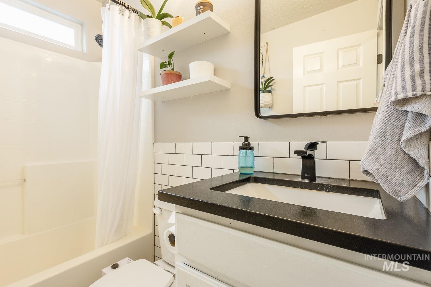 575 W Mulberry Loop, Nampa, Idaho 83686, 3 Bedrooms, 2 Bathrooms, Residential For Sale, Price $380,000,MLS 98971609