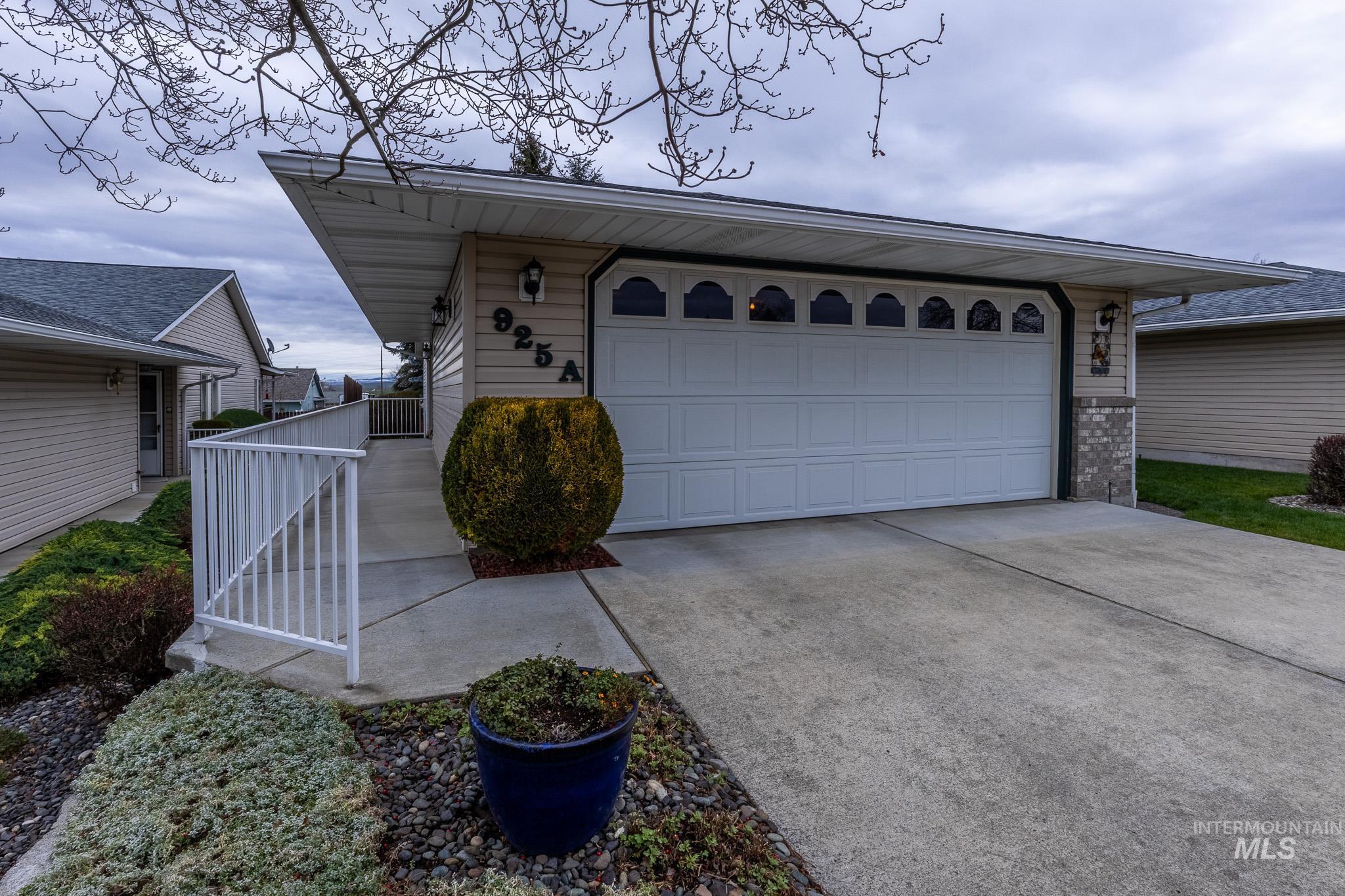 925 Hawthorne Street, Lewiston, Idaho 83501, 2 Bedrooms, 2 Bathrooms, Residential For Sale, Price $345,000,MLS 98971614