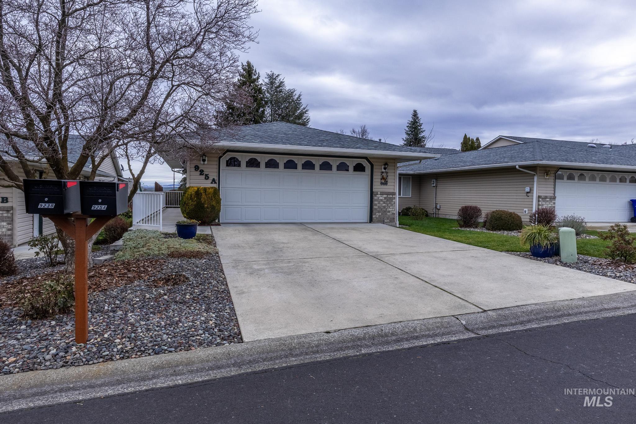 925 Hawthorne Street, Lewiston, Idaho 83501, 2 Bedrooms, 2 Bathrooms, Residential For Sale, Price $345,000,MLS 98971614