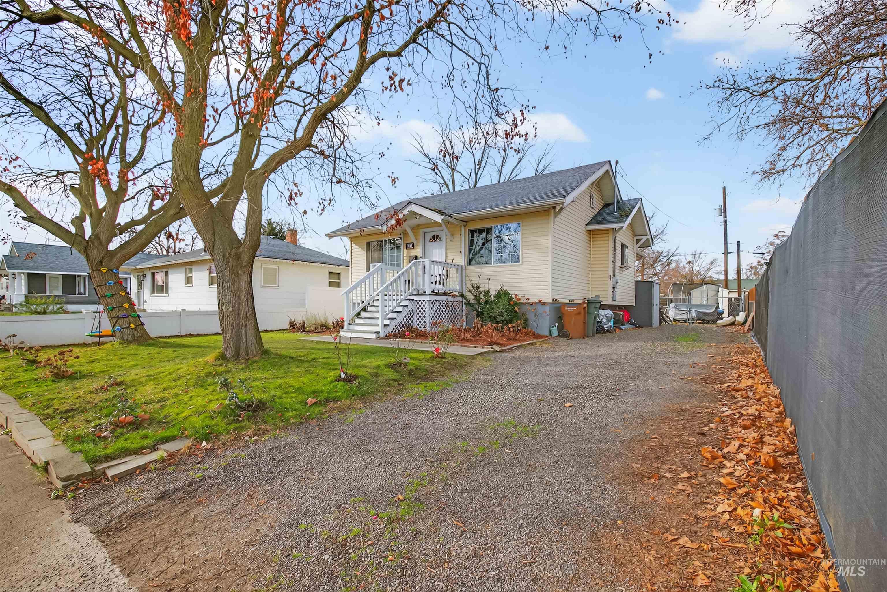 1014 University St, Clarkston, Washington 99403, 4 Bedrooms, 2 Bathrooms, Residential For Sale, Price $310,000,MLS 98971630