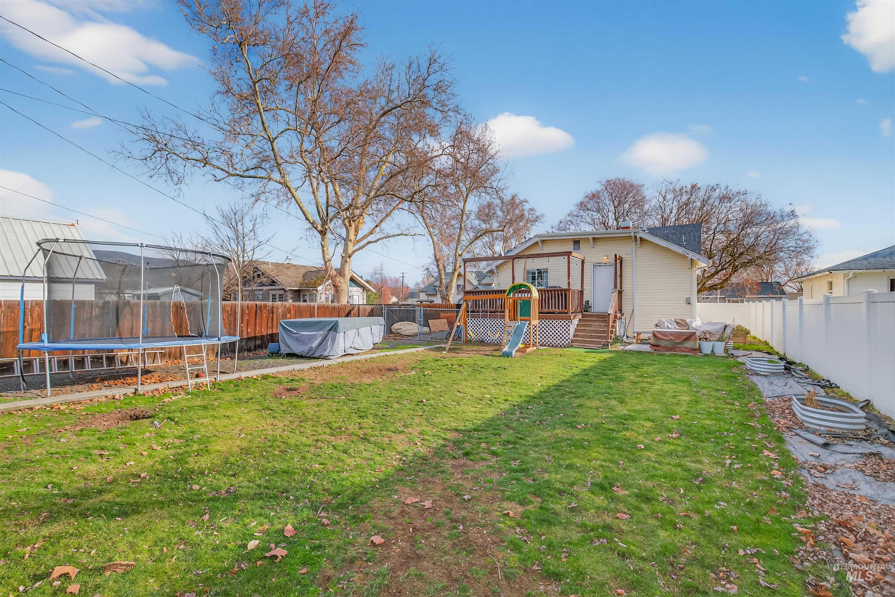 1014 University St, Clarkston, Washington 99403, 4 Bedrooms, 2 Bathrooms, Residential For Sale, Price $310,000,MLS 98971630