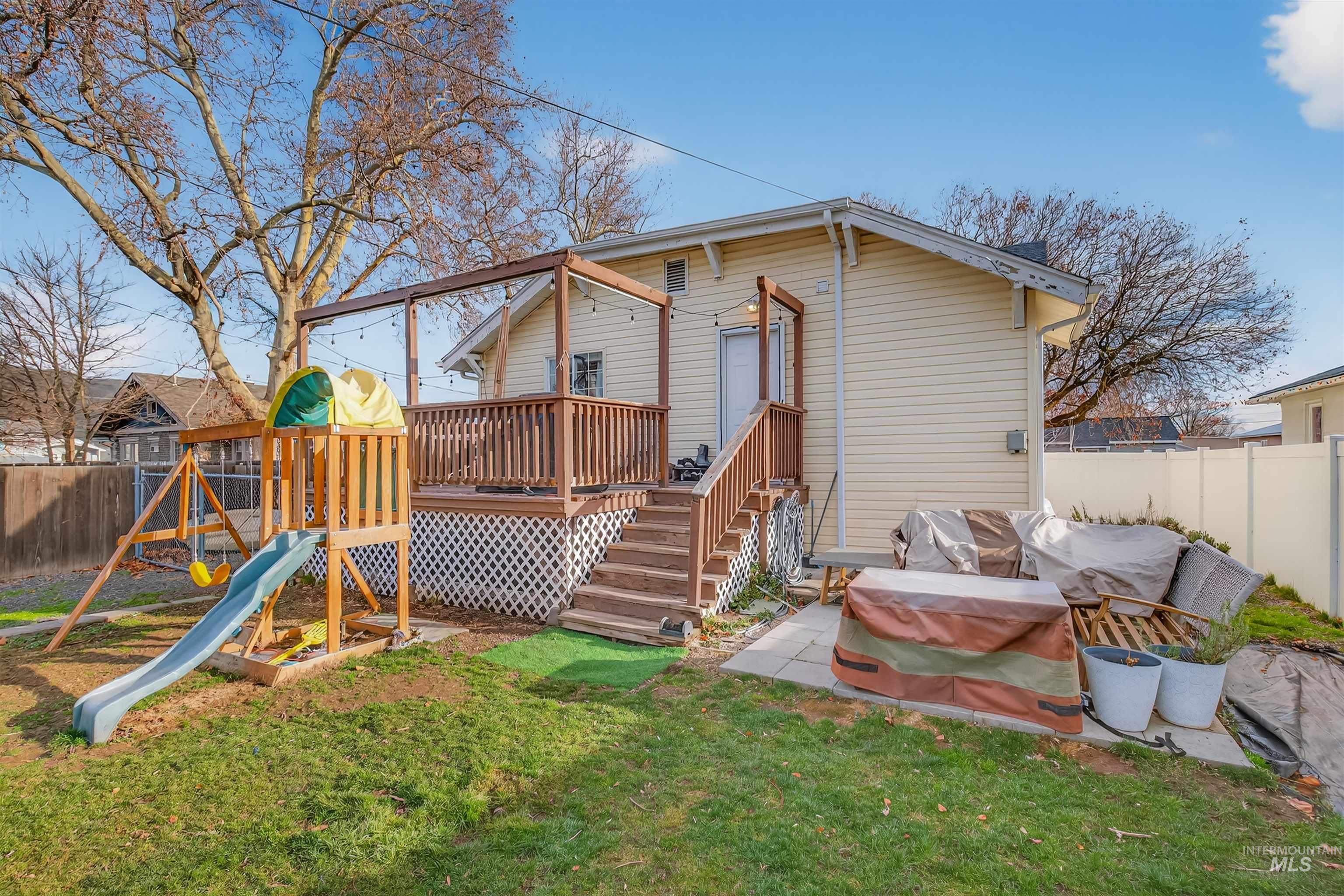 1014 University St, Clarkston, Washington 99403, 4 Bedrooms, 2 Bathrooms, Residential For Sale, Price $310,000,MLS 98971630