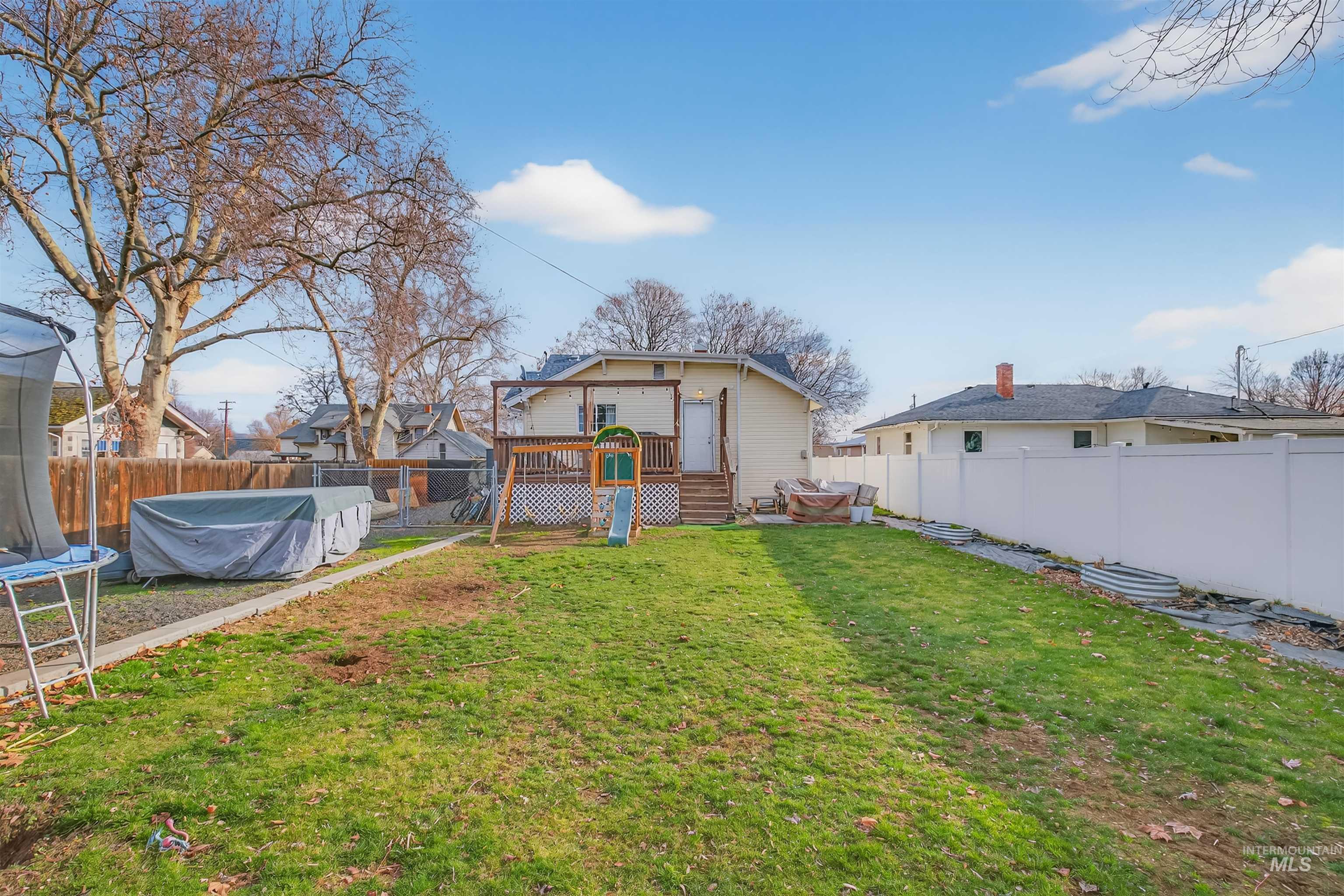 1014 University St, Clarkston, Washington 99403, 4 Bedrooms, 2 Bathrooms, Residential For Sale, Price $310,000,MLS 98971630