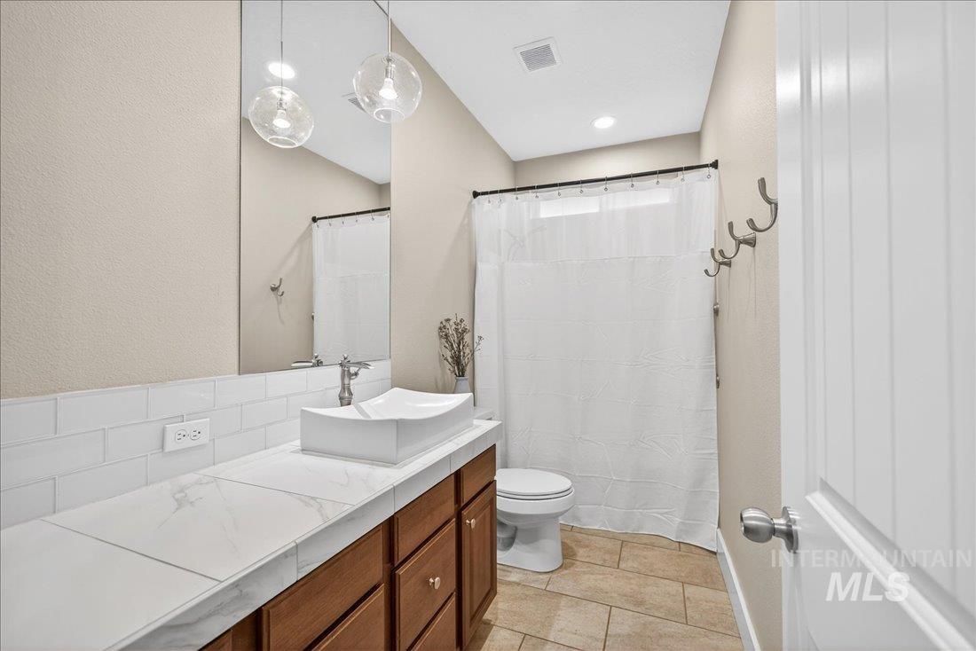 782 N Pringlewood, Star, Idaho 83669, 4 Bedrooms, 2.5 Bathrooms, Residential For Sale, Price $529,000,MLS 98971643