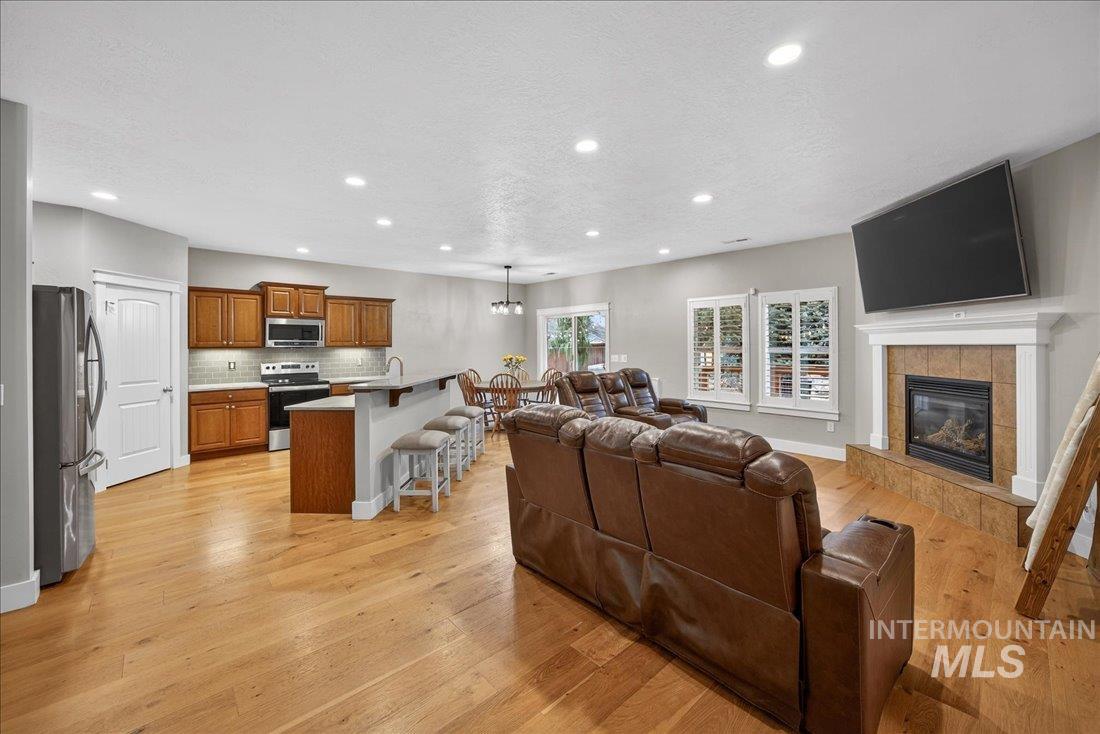 782 N Pringlewood, Star, Idaho 83669, 4 Bedrooms, 2.5 Bathrooms, Residential For Sale, Price $529,000,MLS 98971643