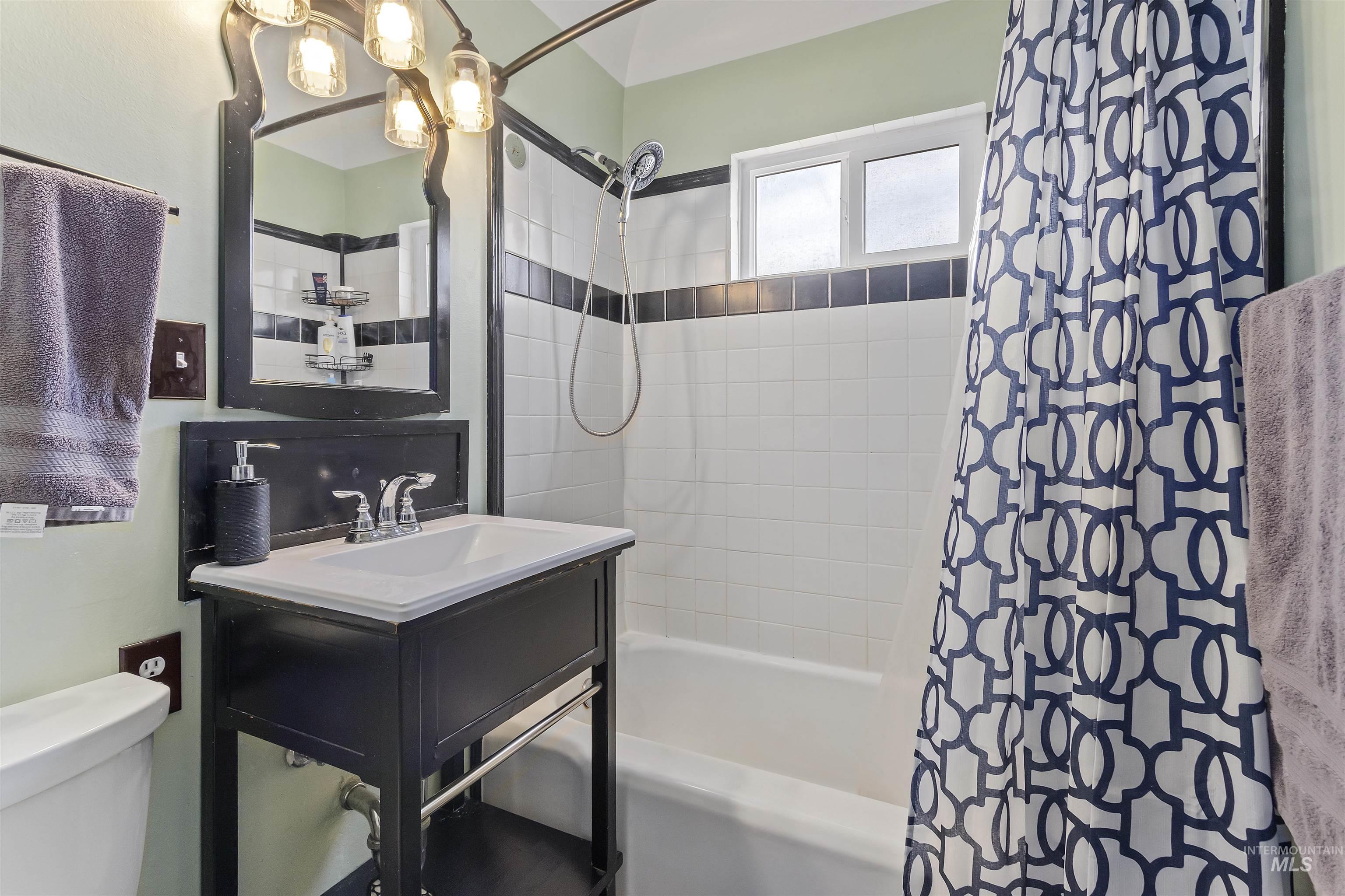 184 Taylor, Twin Falls, Idaho 83301, 3 Bedrooms, 2 Bathrooms, Residential For Sale, Price $329,999,MLS 98971644