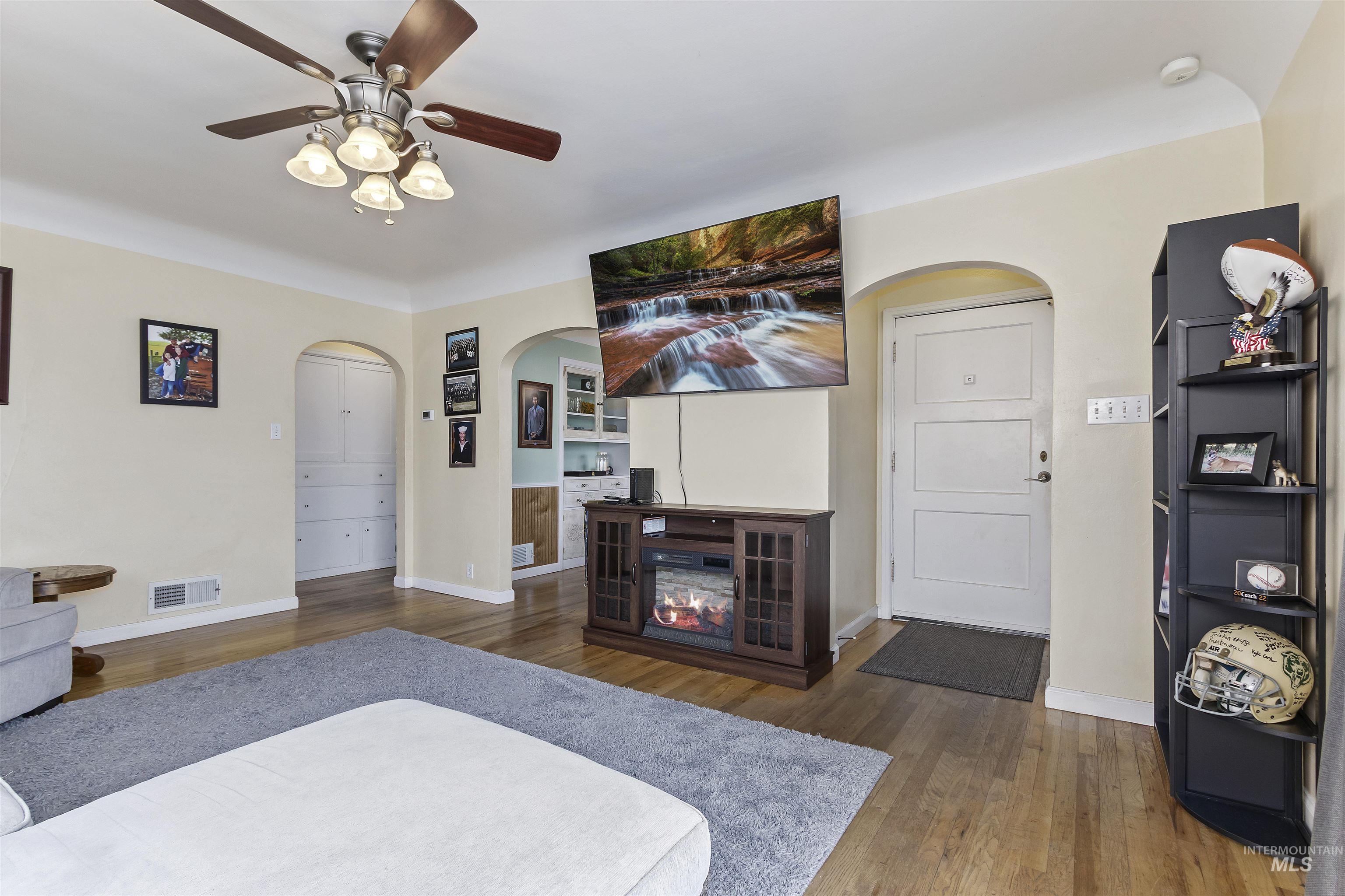 184 Taylor, Twin Falls, Idaho 83301, 3 Bedrooms, 2 Bathrooms, Residential For Sale, Price $335,000,MLS 98971644