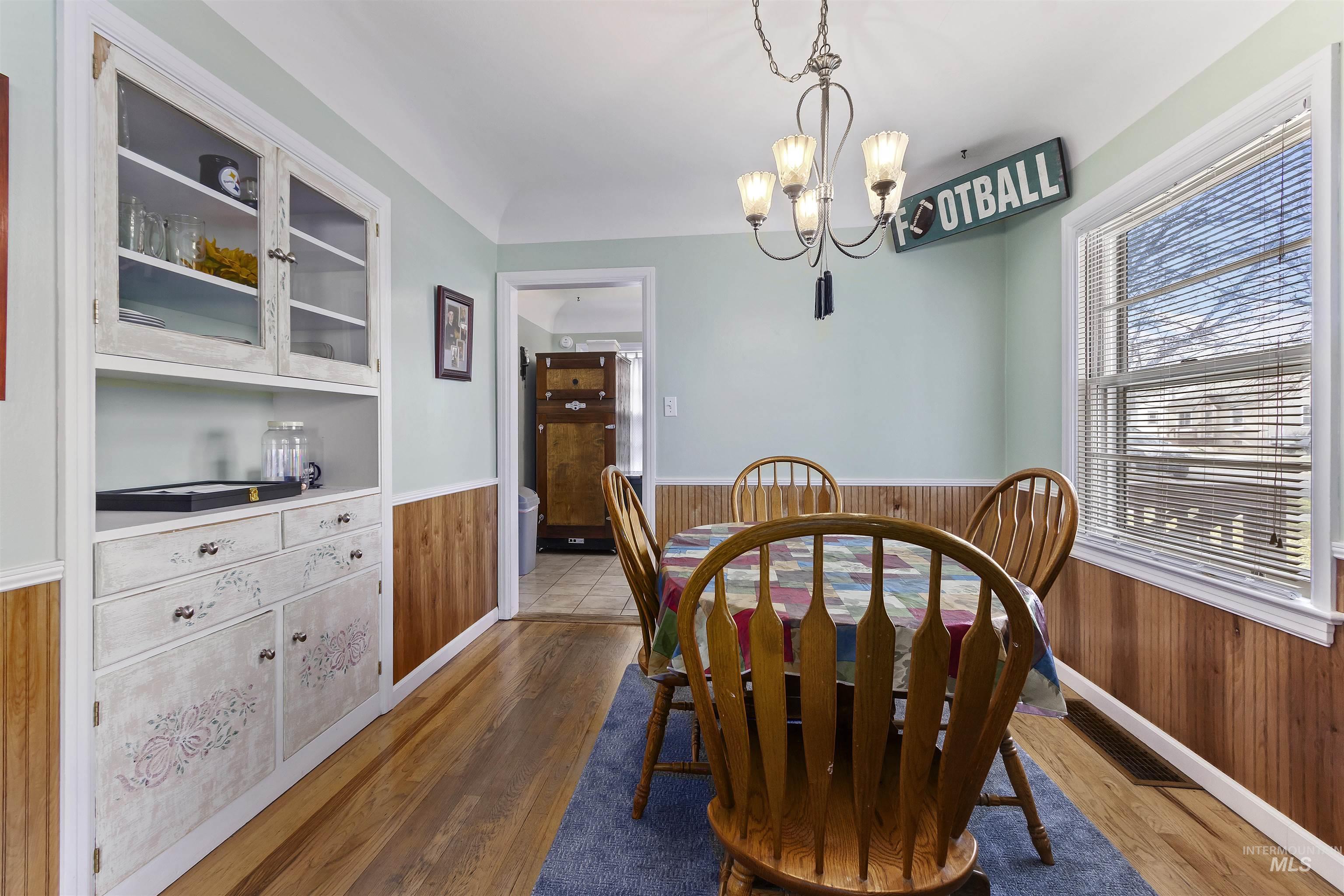 184 Taylor, Twin Falls, Idaho 83301, 3 Bedrooms, 2 Bathrooms, Residential For Sale, Price $335,000,MLS 98971644