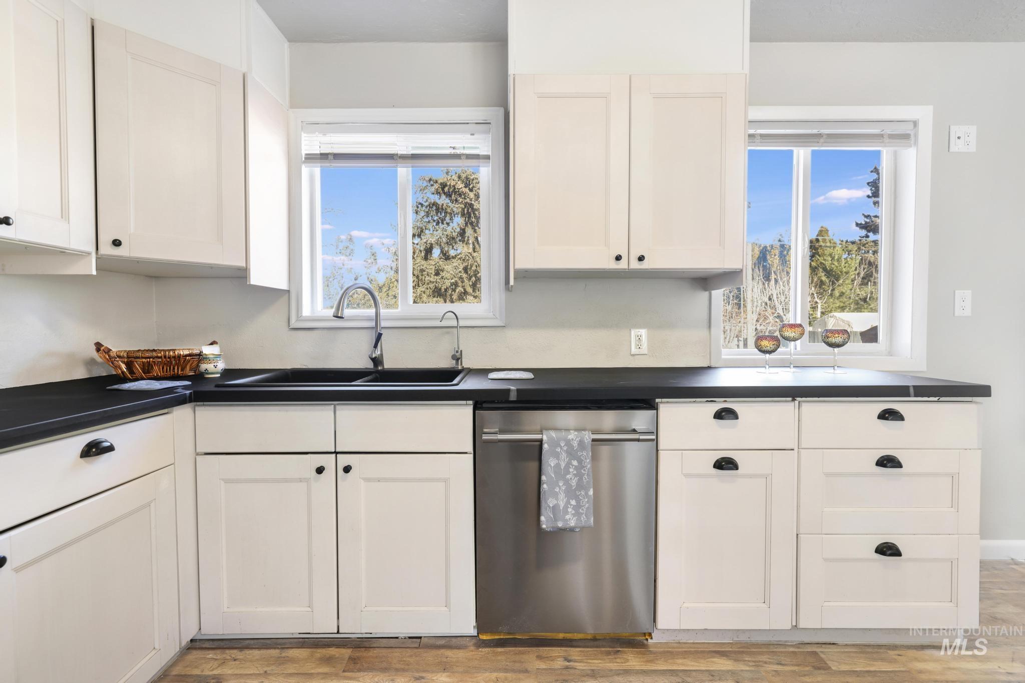 799 Northview, Twin Falls, Idaho 83301, 3 Bedrooms, 1 Bathroom, Residential Income For Sale, Price $385,000,MLS 98971654